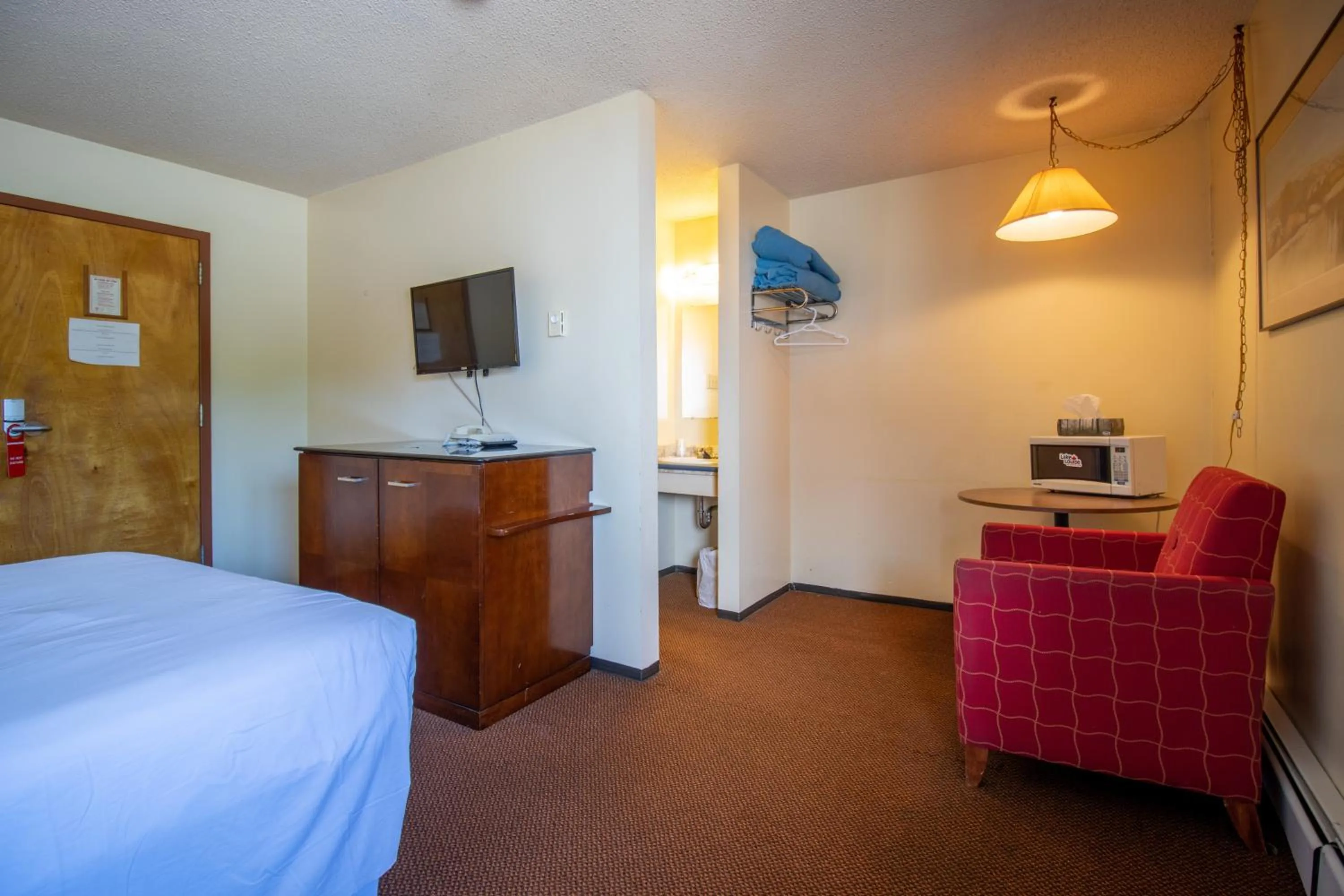 Bed in Englehart Motel