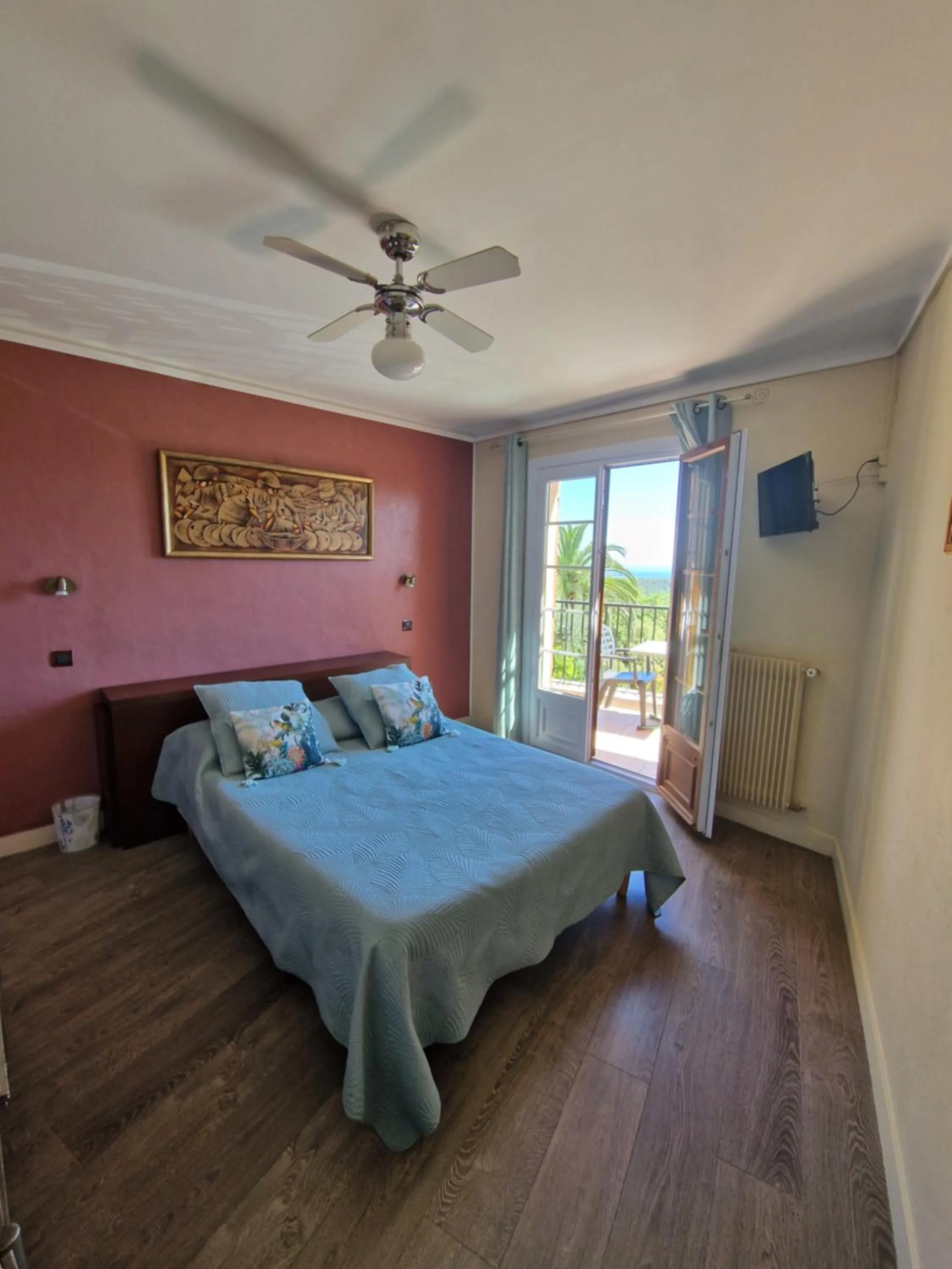 Photo of the whole room, Bed in Les Belles Terrasses