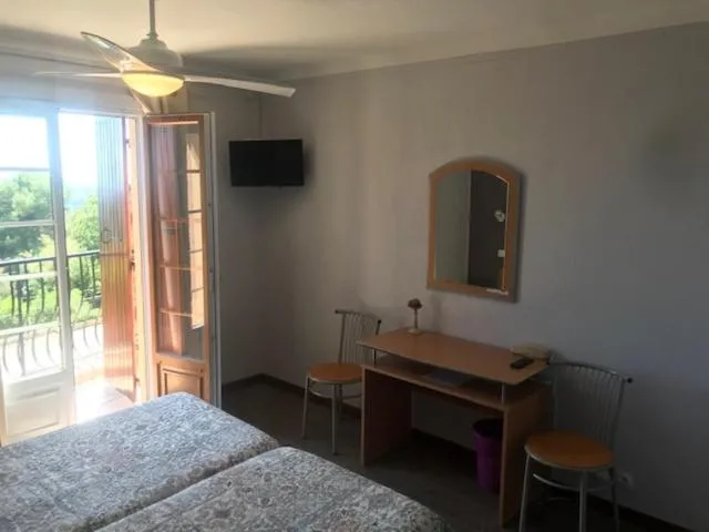 Photo of the whole room, Bed in Les Belles Terrasses