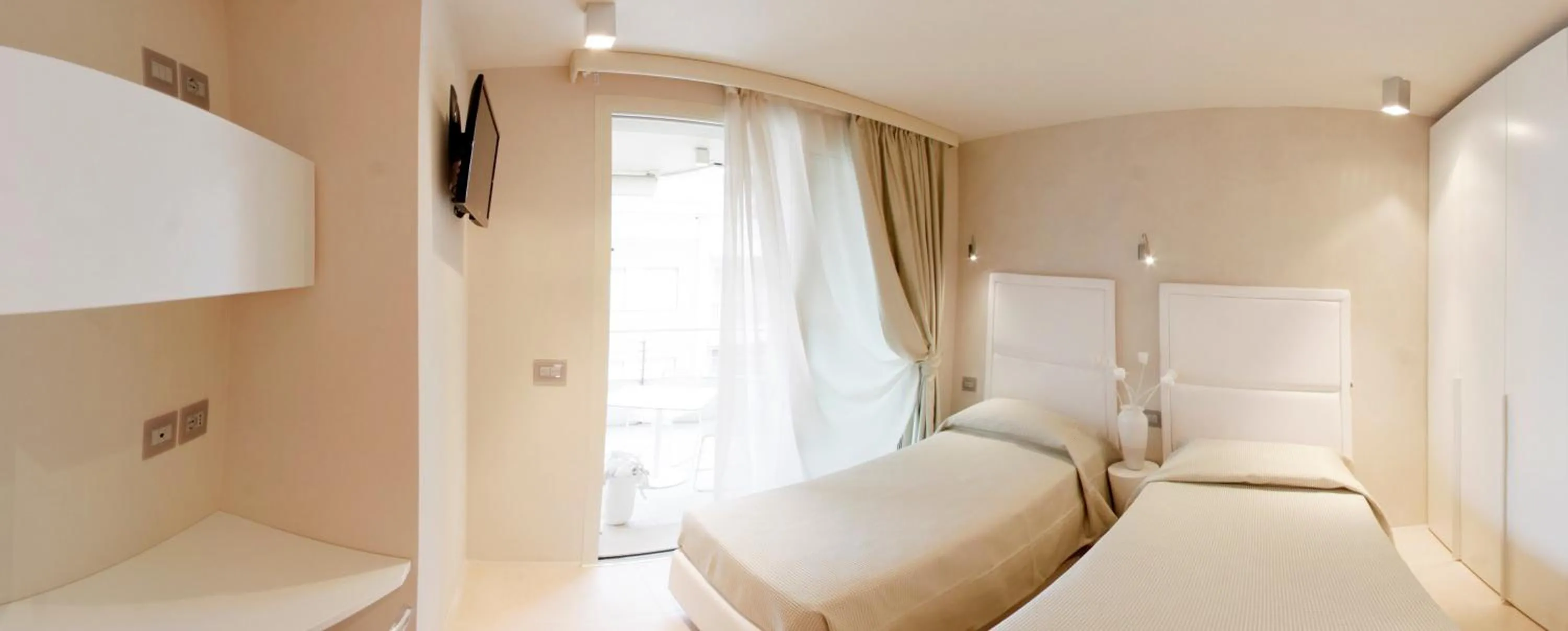 Bedroom, Bed in Suite & Spa Mirabel