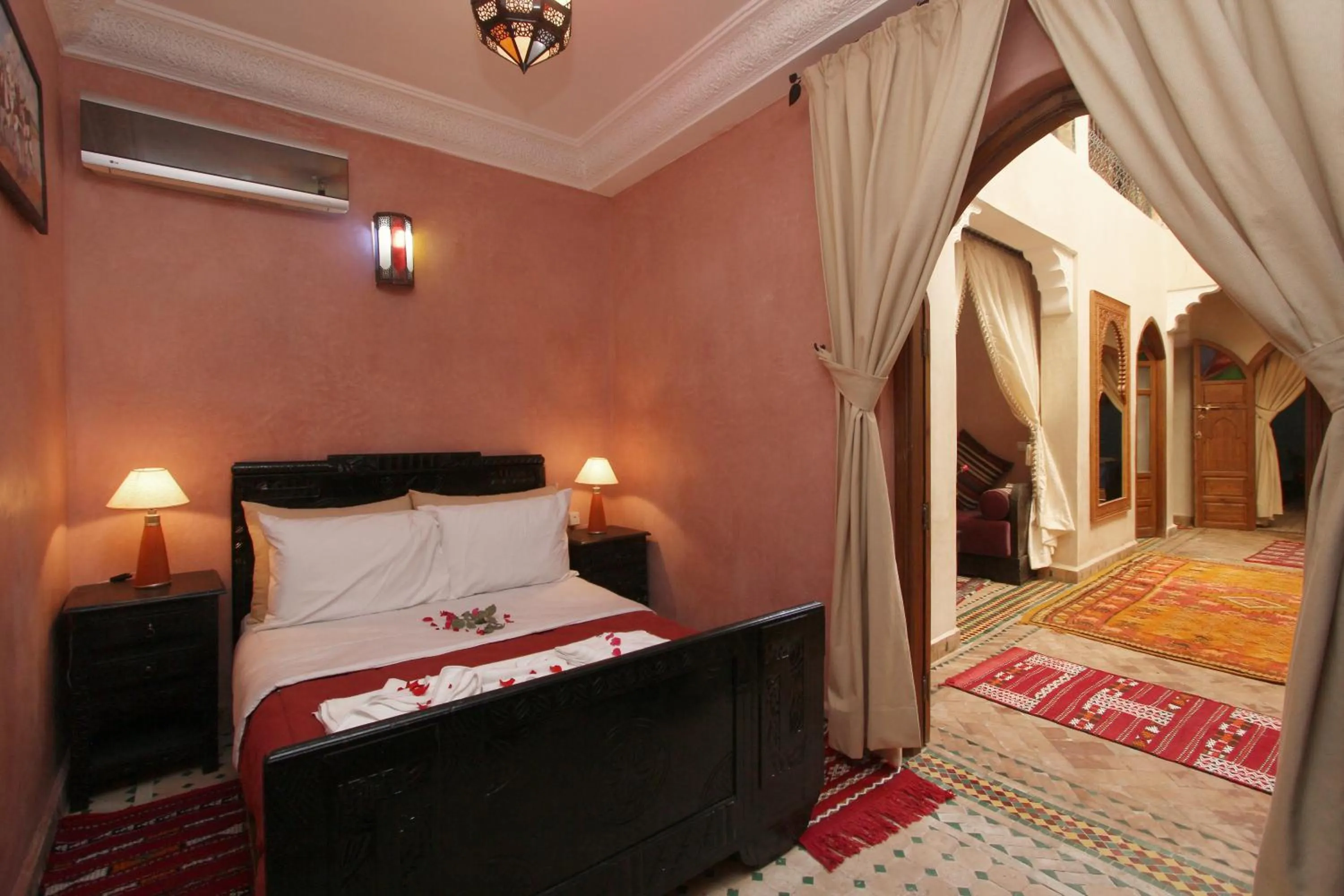 Photo of the whole room, Bed in Riad Bab Tilila