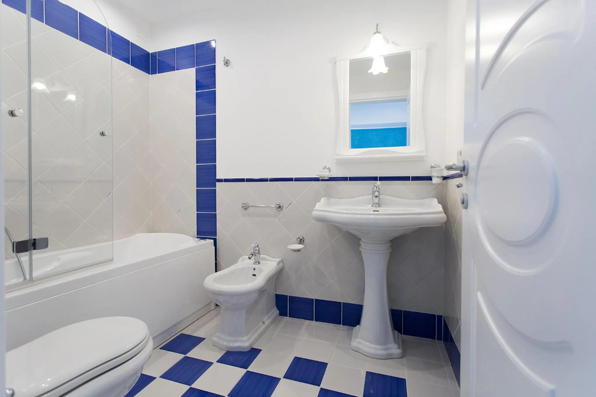 Toilet in Odysseus Hotel