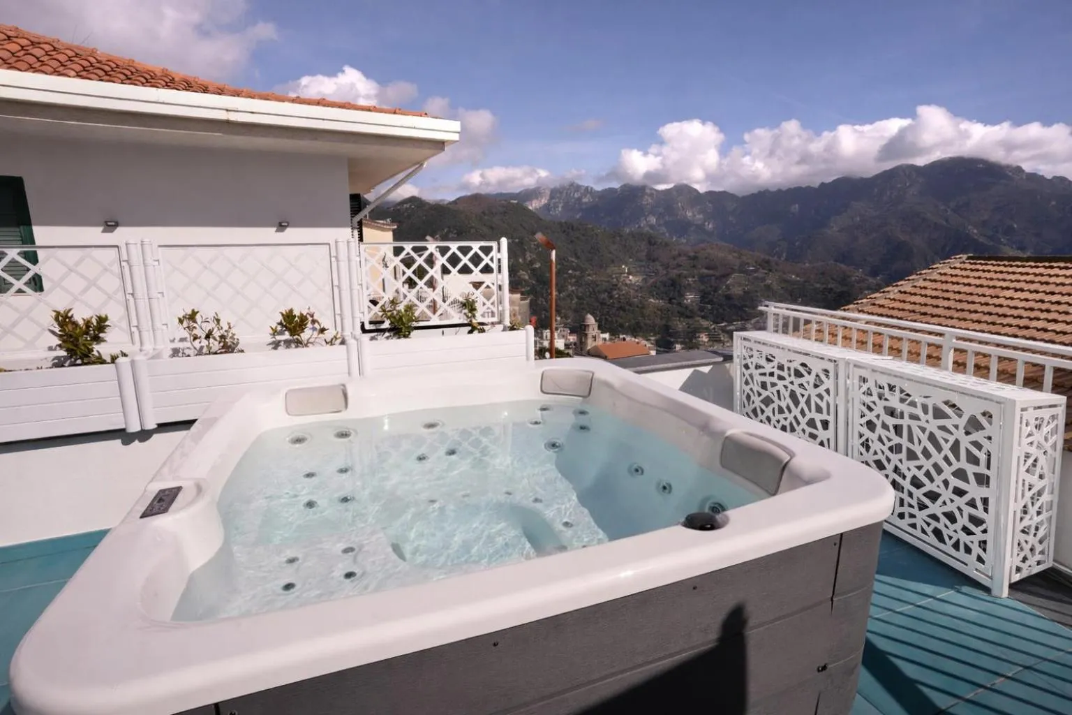 Hot Tub in Gala Residence Villa Giovanna