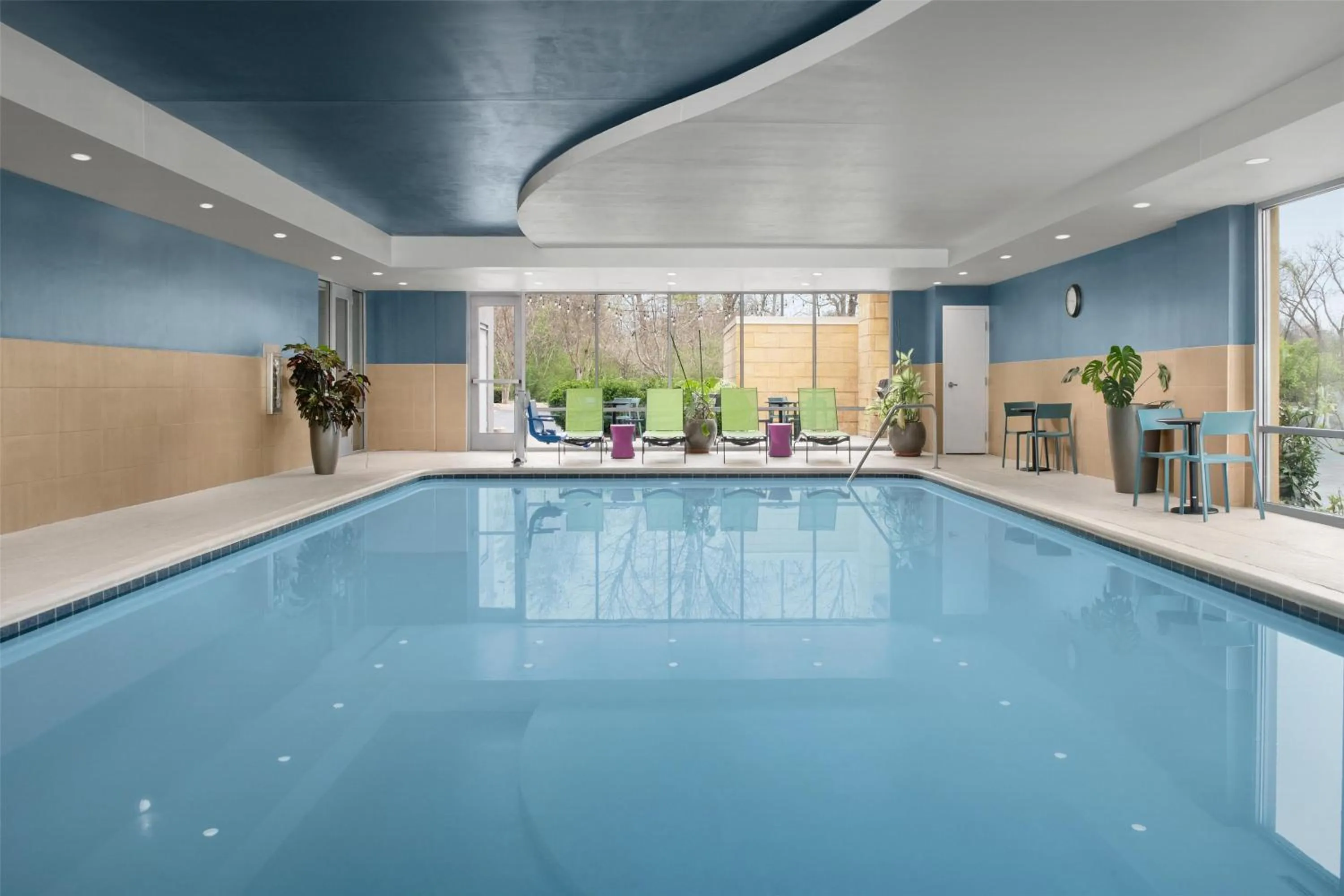 Swimming pool in Home2 Suites Nashville Airport