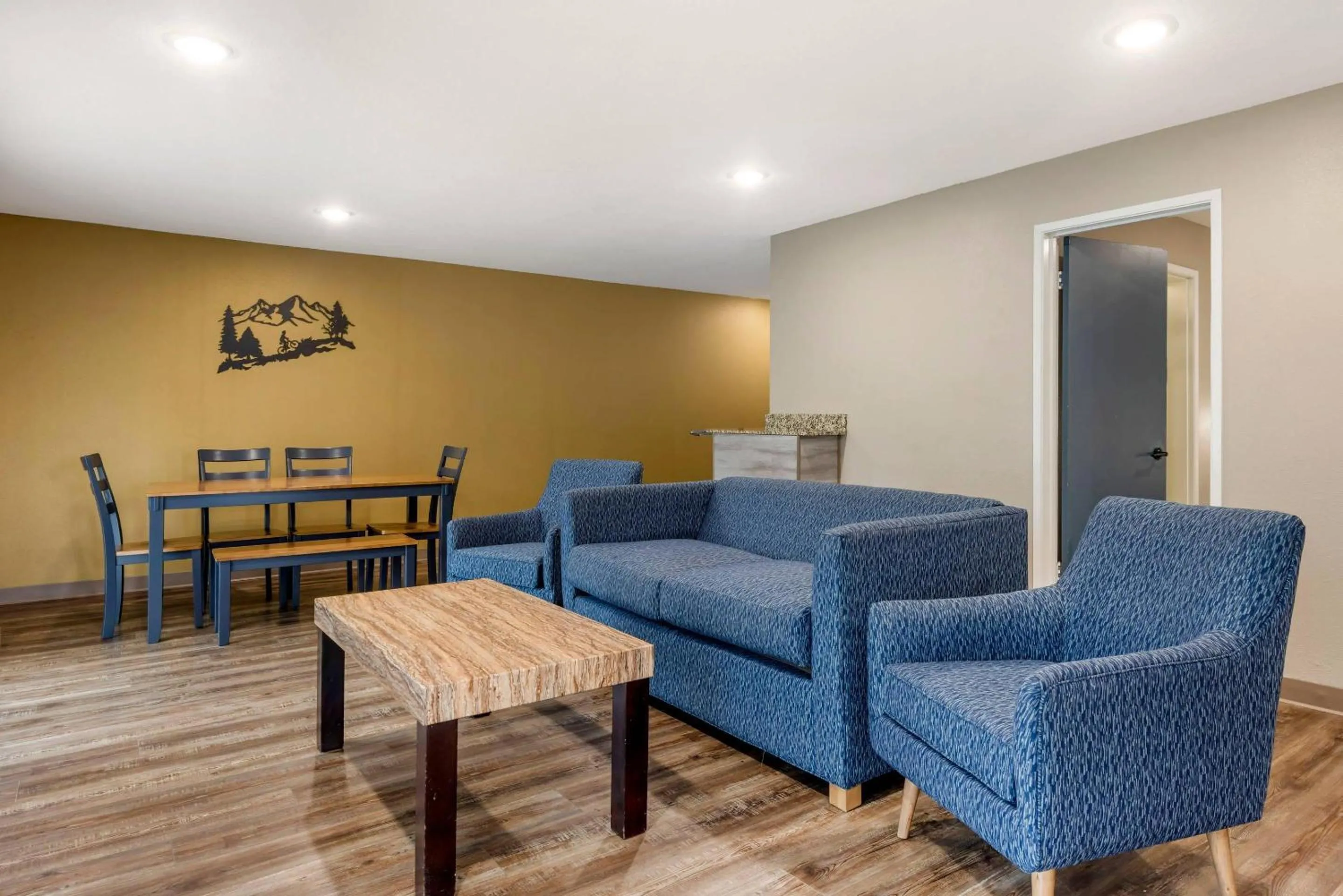 Bedroom in Columbia River Hotel and Conference Center, an Ascend Collection Hotel