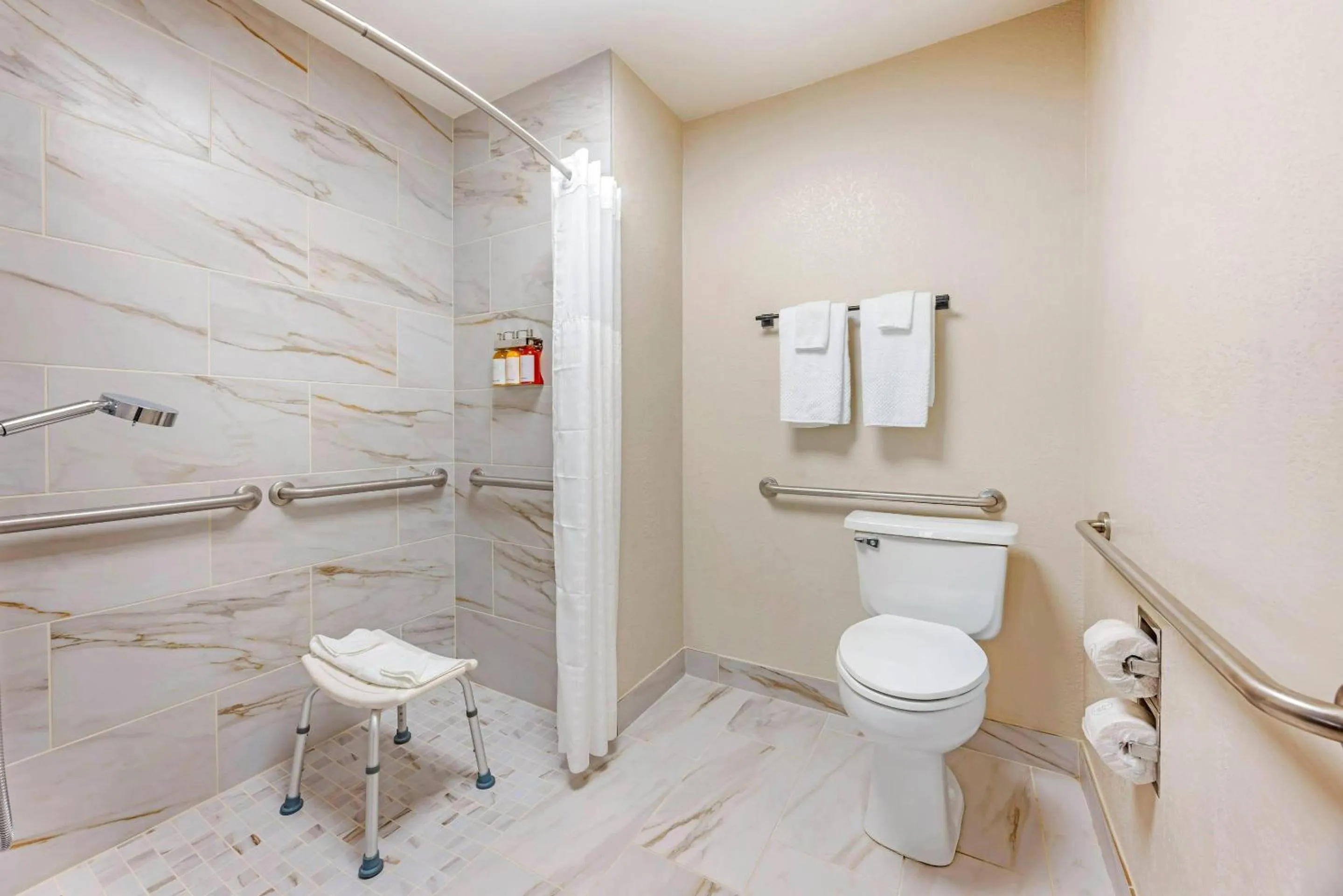 Bedroom in Columbia River Hotel and Conference Center, an Ascend Collection Hotel