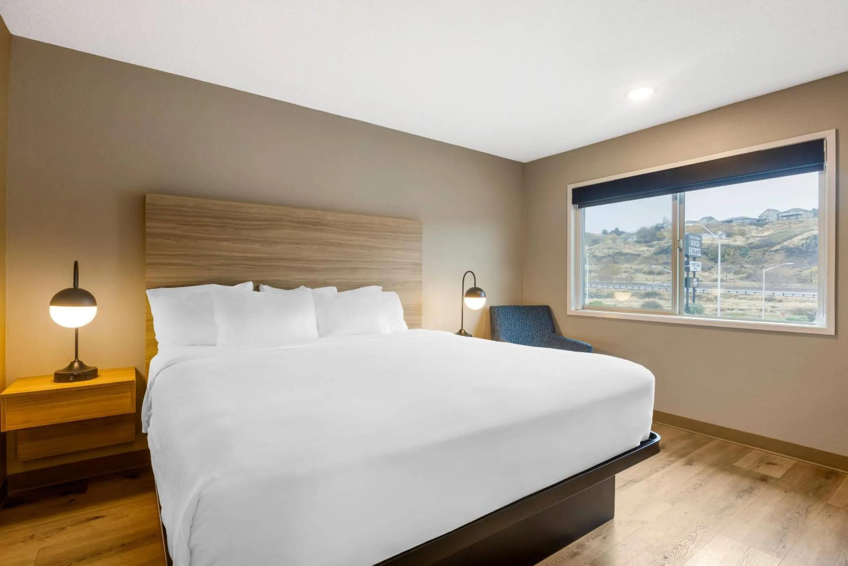 Bedroom, Bed in Columbia River Hotel and Conference Center, an Ascend Collection Hotel