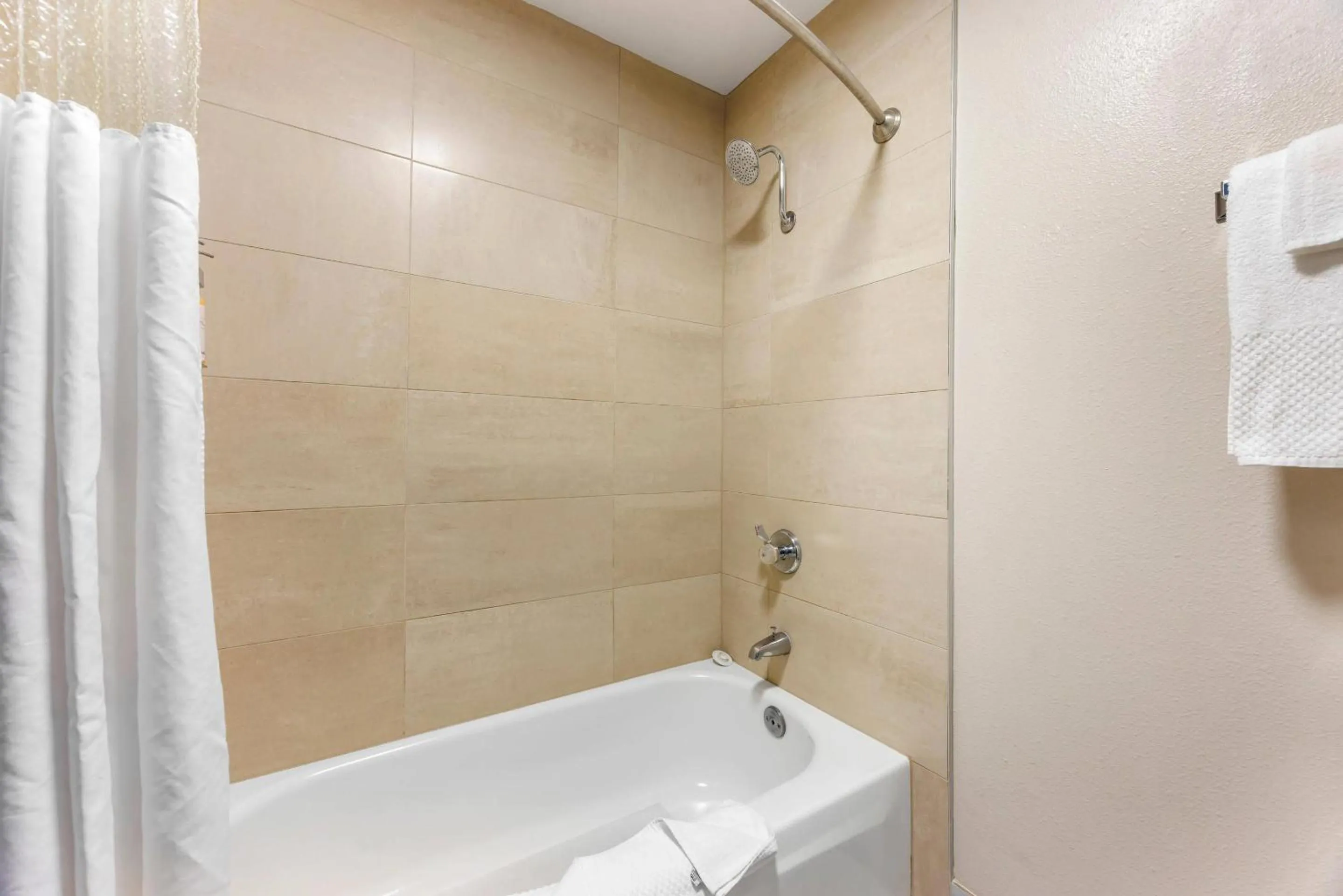 Bedroom in Columbia River Hotel and Conference Center, an Ascend Collection Hotel