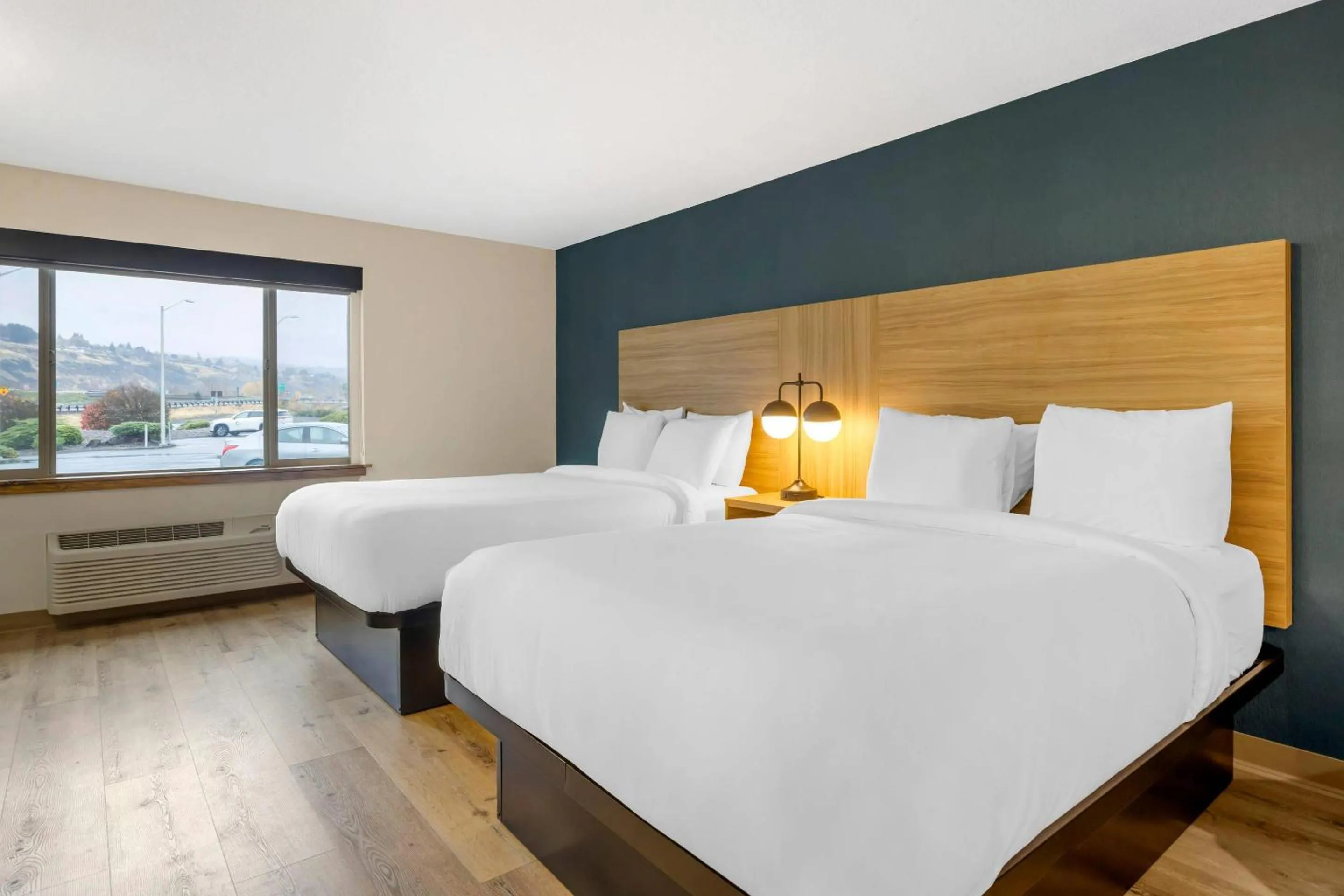 Bedroom, Bed in Columbia River Hotel and Conference Center, an Ascend Collection Hotel