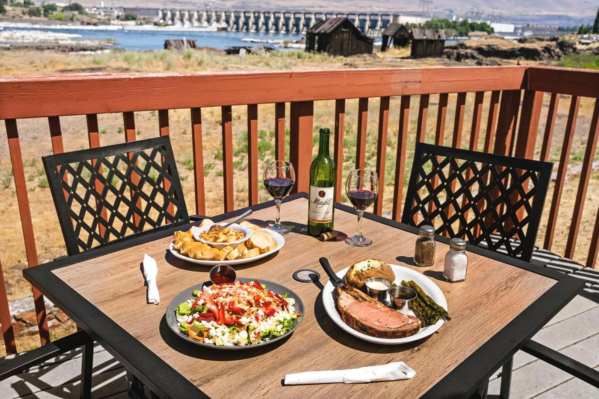 Patio in Columbia River Hotel and Conference Center, an Ascend Collection Hotel