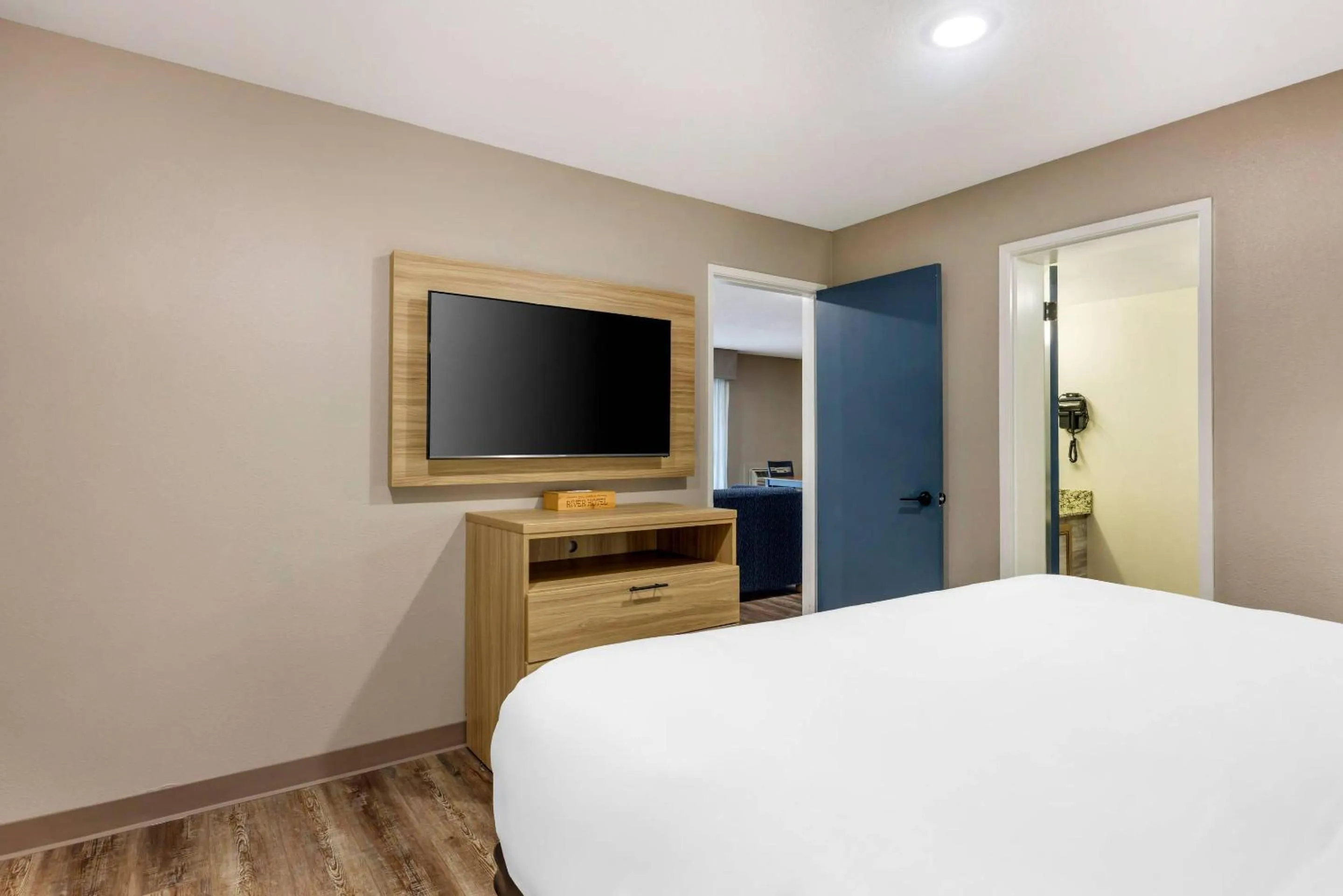 Bedroom, Bed in Columbia River Hotel and Conference Center, an Ascend Collection Hotel