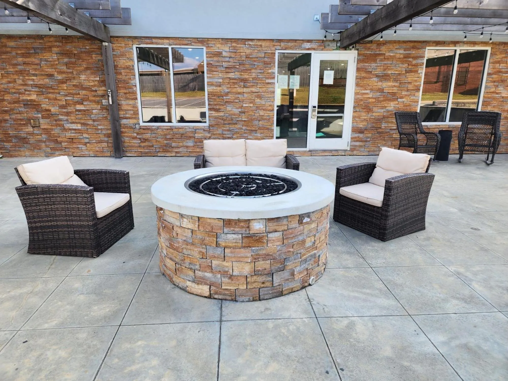 Patio in Country Inn & Suites by Radisson, Macon West, GA