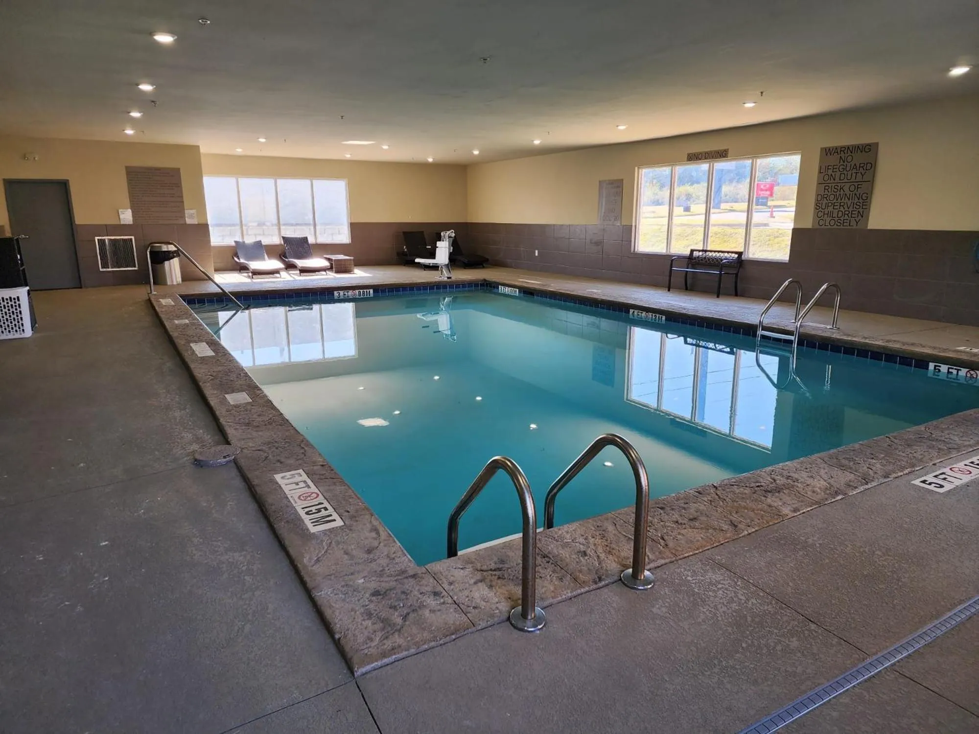 Swimming pool in Country Inn & Suites by Radisson, Macon West, GA