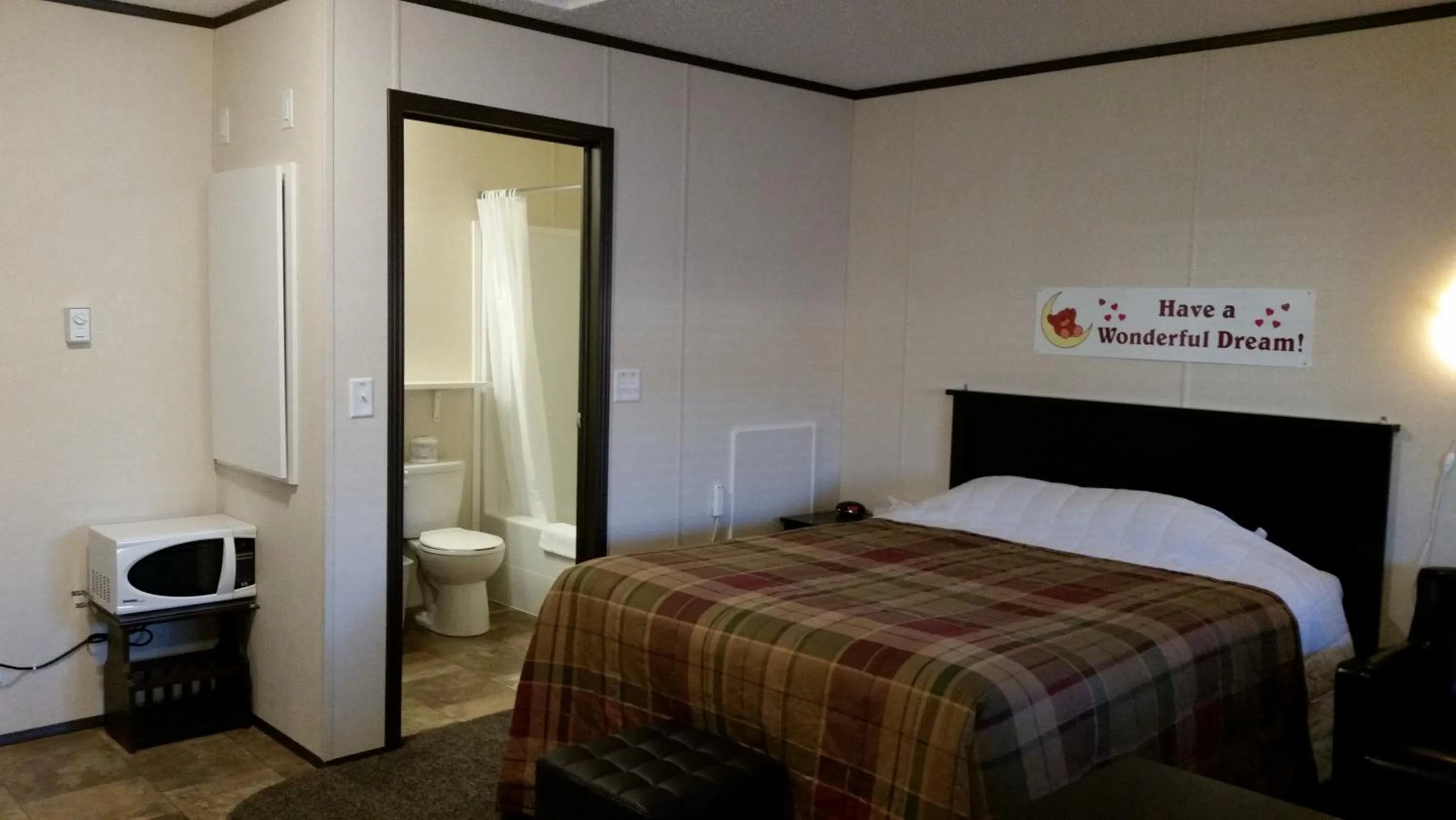 Bed in Bear's Den Lodge