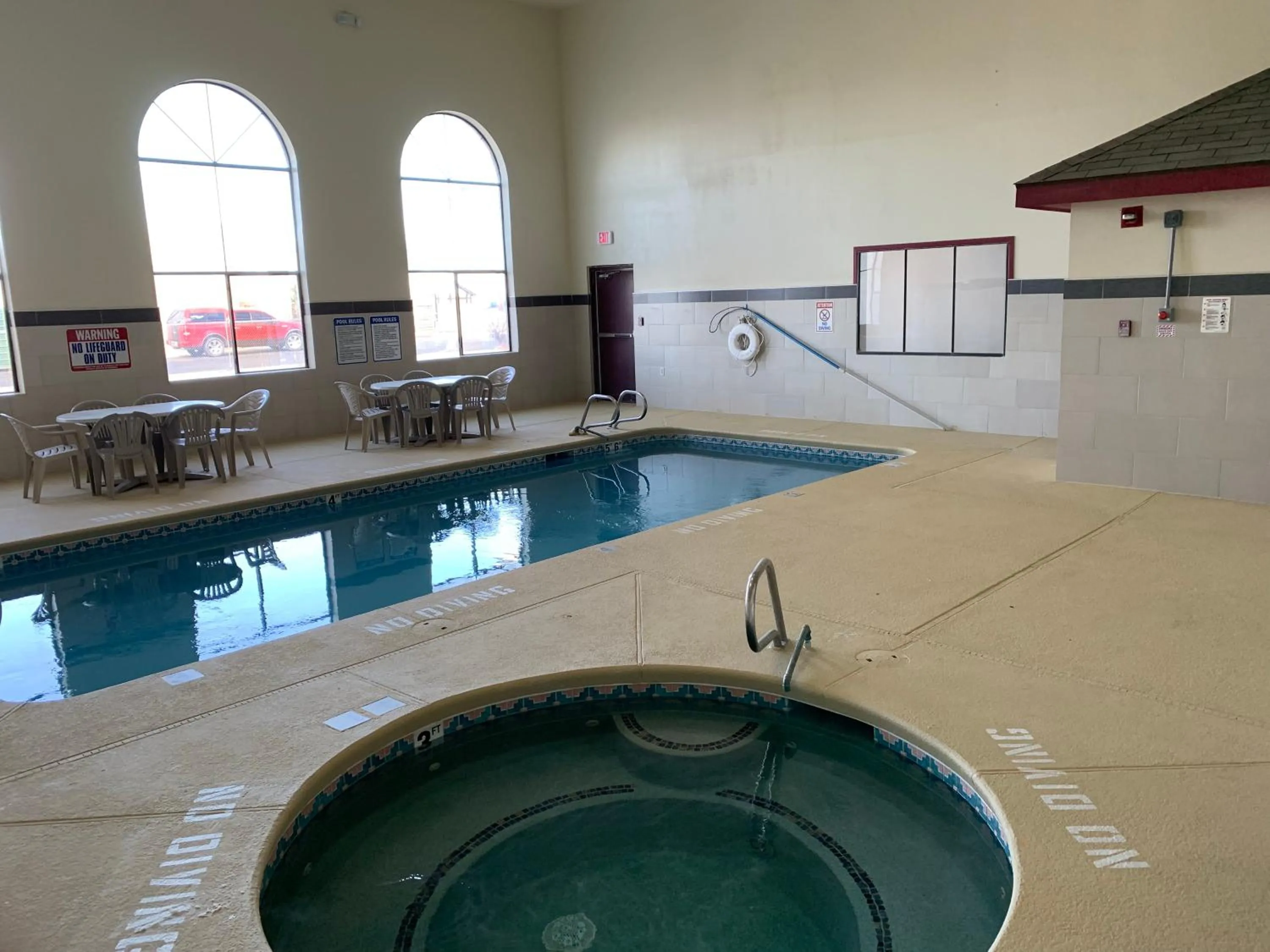 Swimming pool in Brentwood Inn & Suites