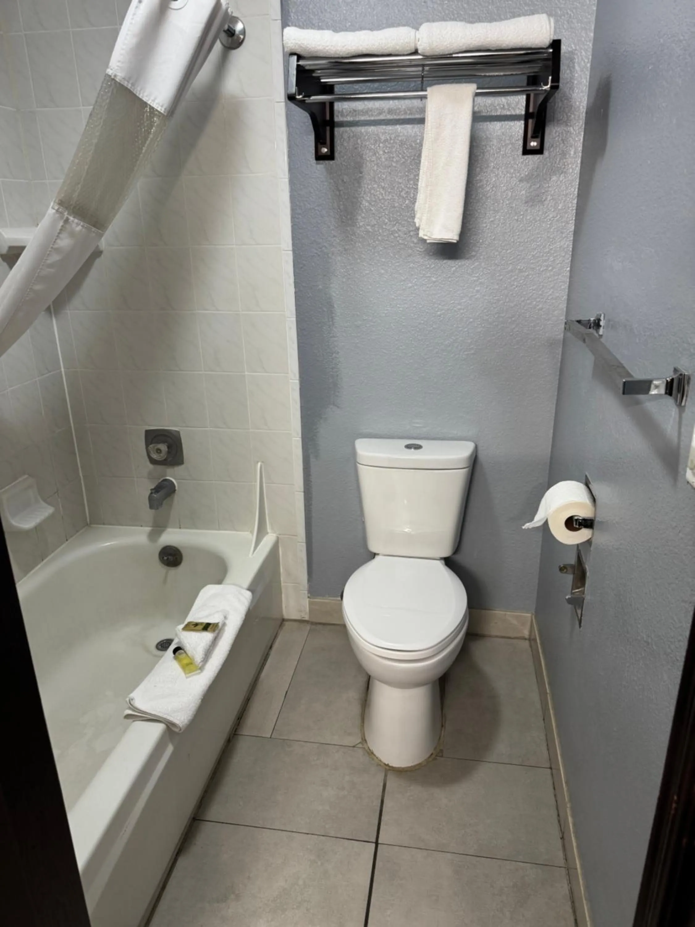 Bathroom in Nampa Inn & Suites