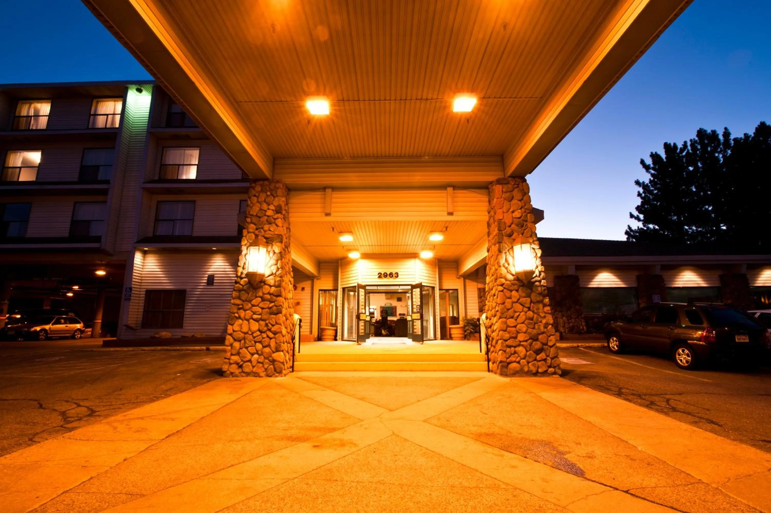 Facade/entrance in Shilo Inn Mammoth Lakes