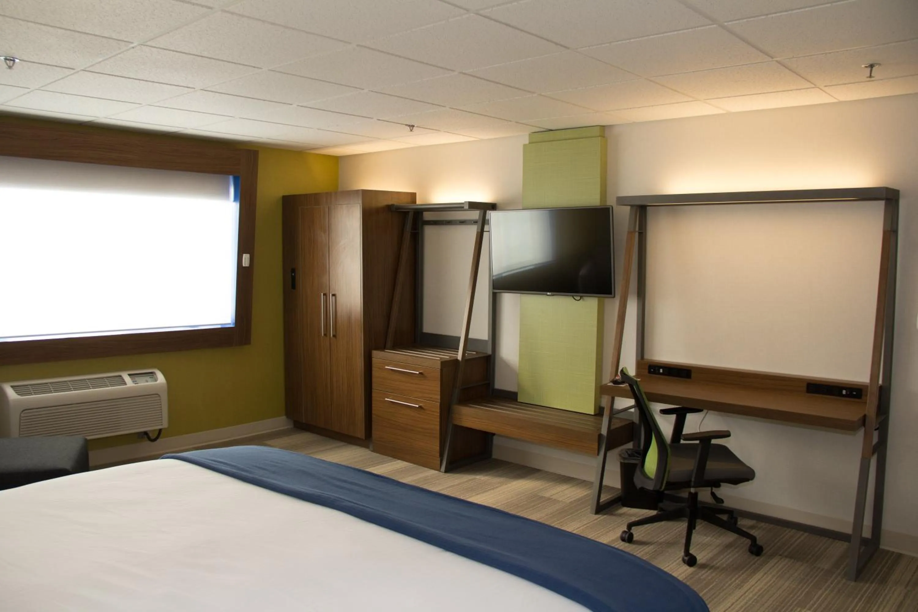 Photo of the whole room, Bed in Holiday Inn Express Salt Lake City Downtown by IHG