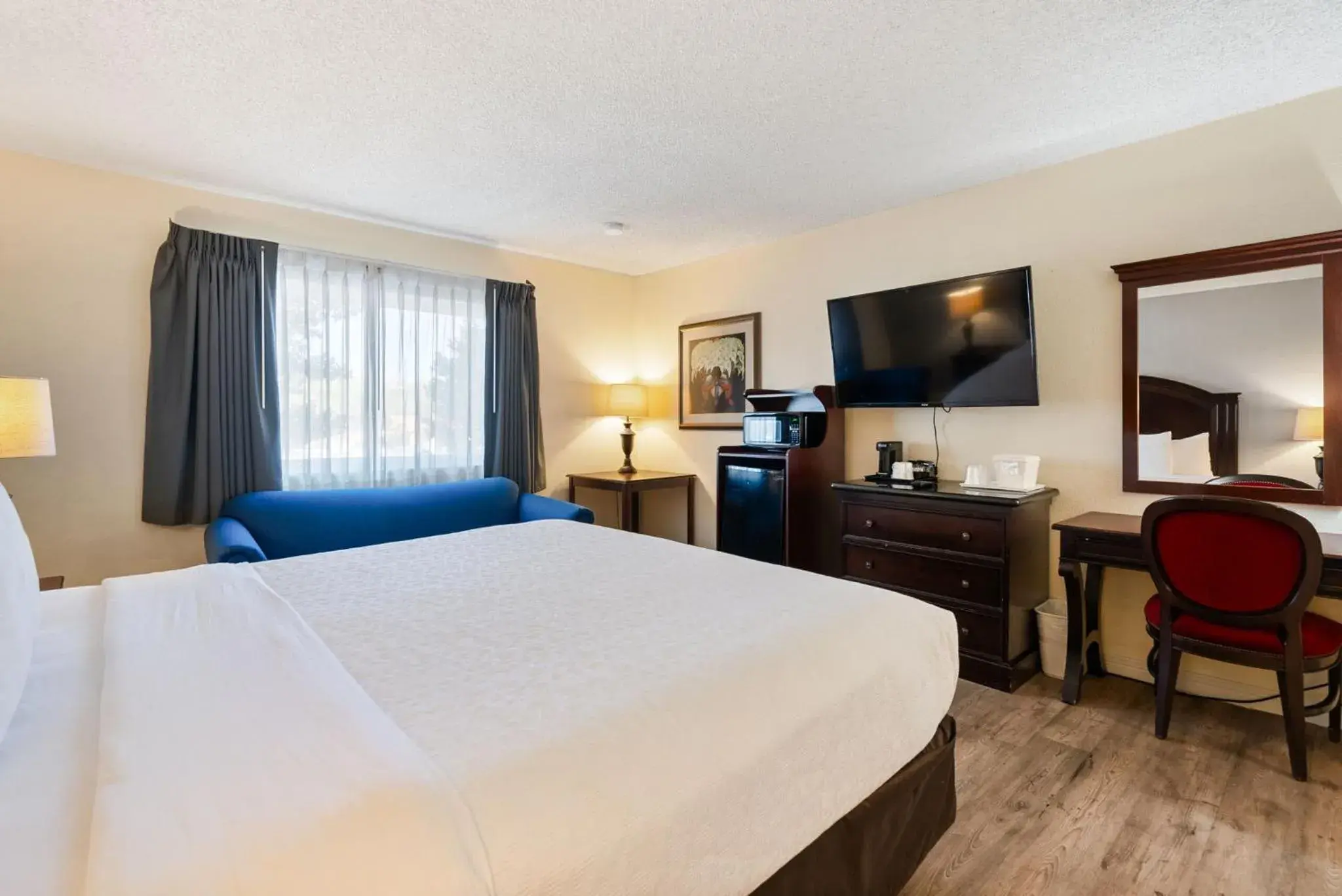 King Room - Accessible/Non Smoking in Hotel Americana King Room - Accessible/Non Smoking in Hotel Americana