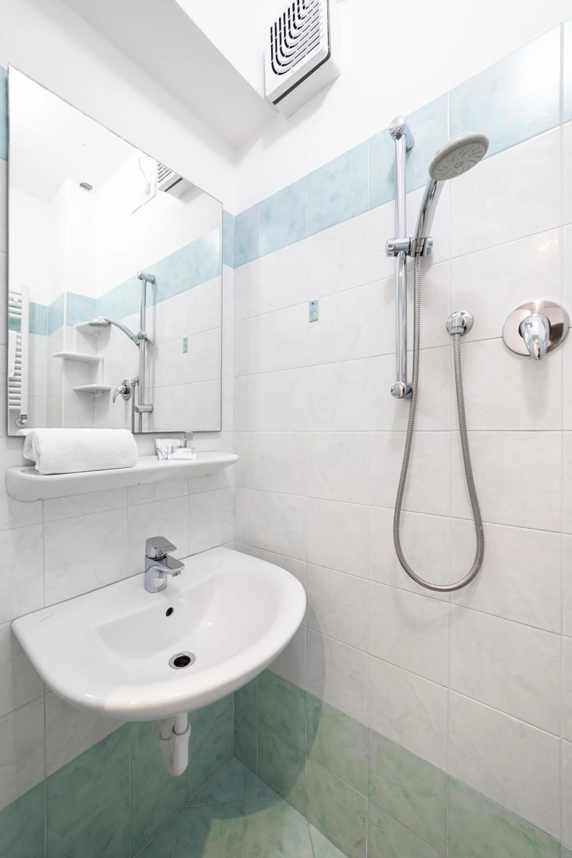 Bathroom in Hotel Amalfi - Smart Hotel