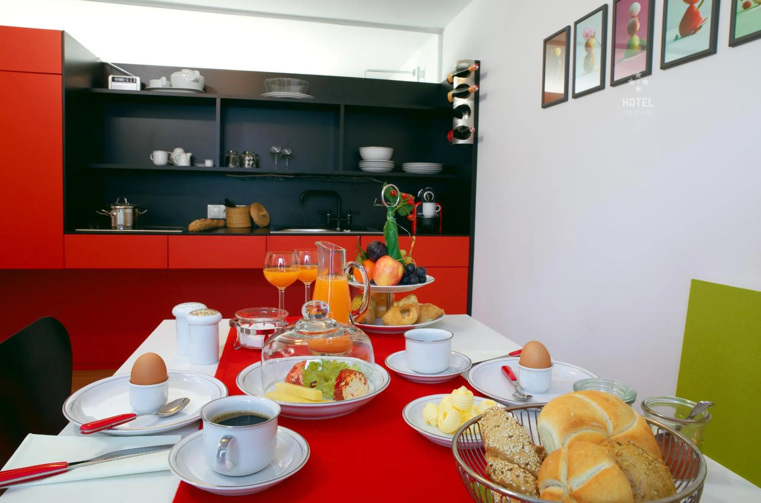 Kitchen or kitchenette in Hotel B&B "Zur Schanz"