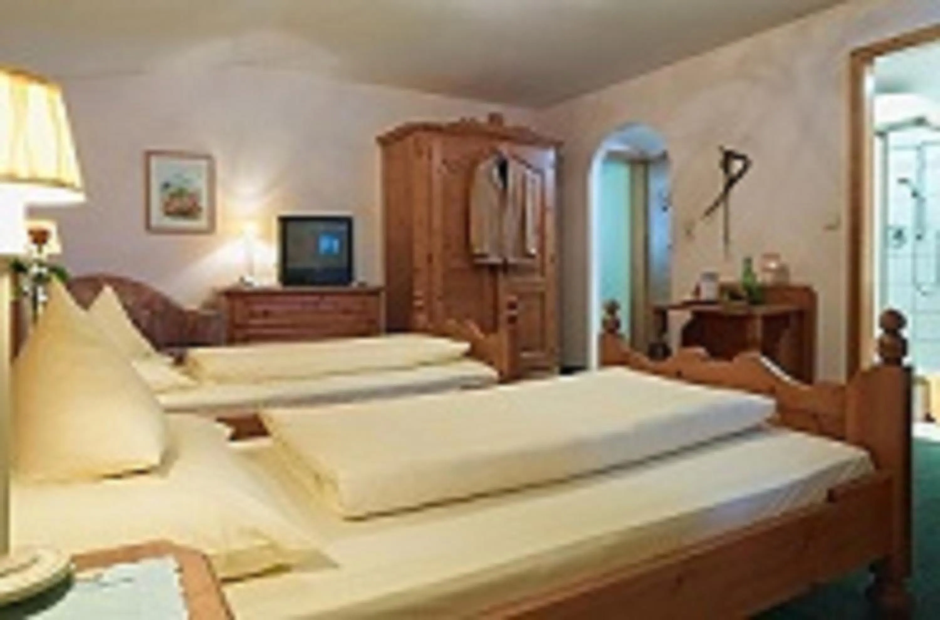 Photo of the whole room, Bed in Hotel B&B "Zur Schanz"