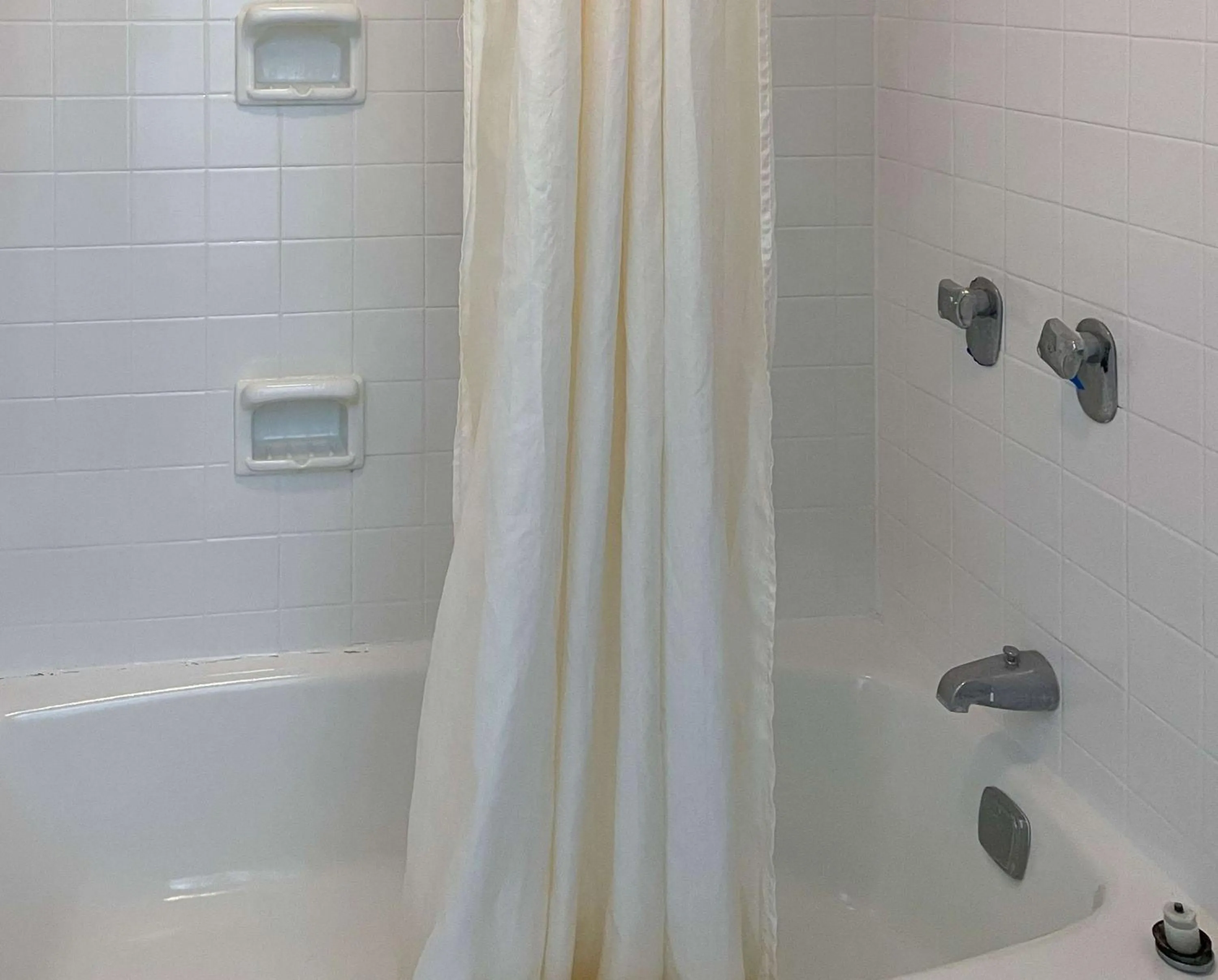 Photo of the whole room in Motel 6 Marianna, FL