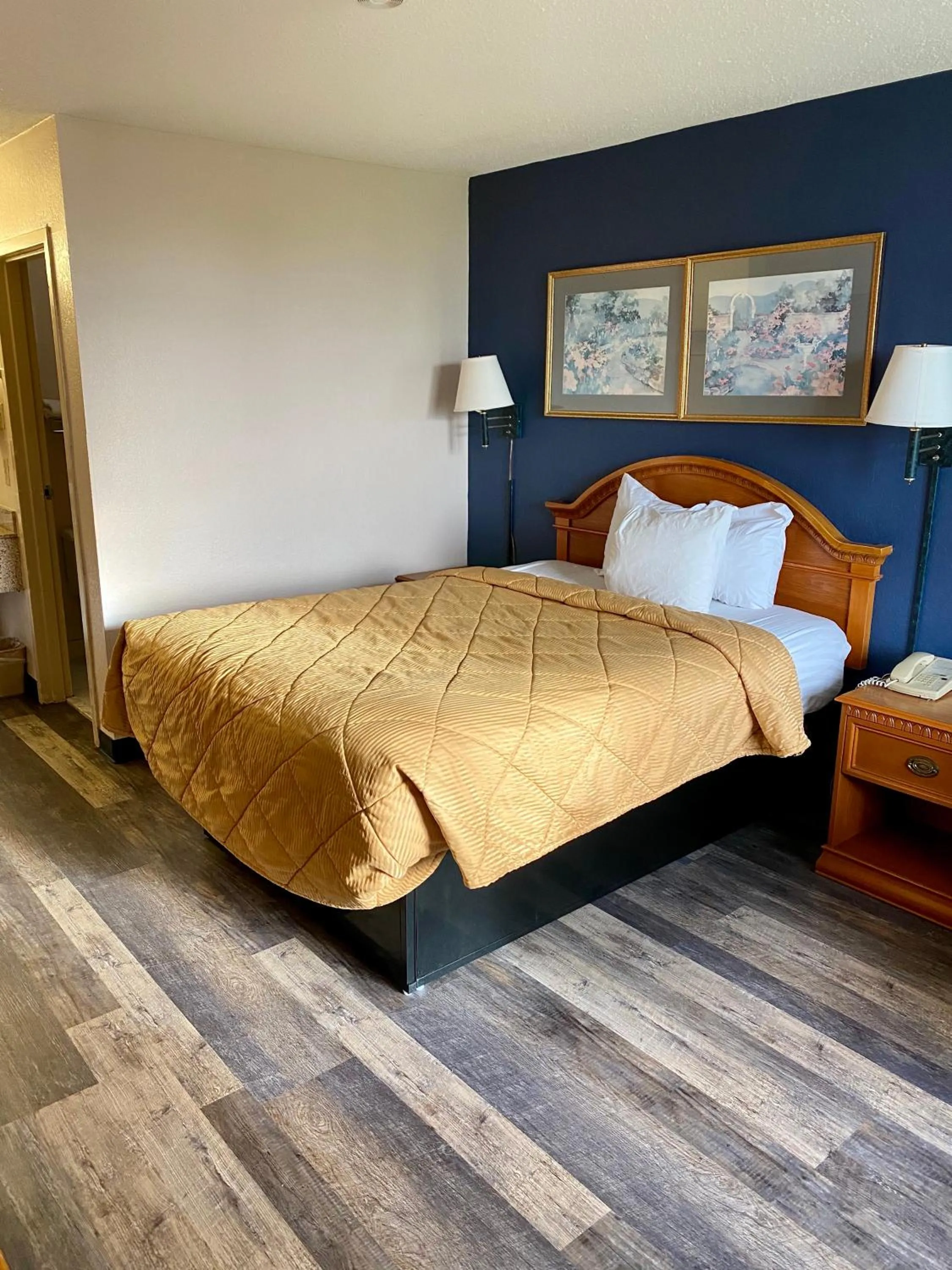 Photo of the whole room, Bed in Motel 6 Marianna, FL