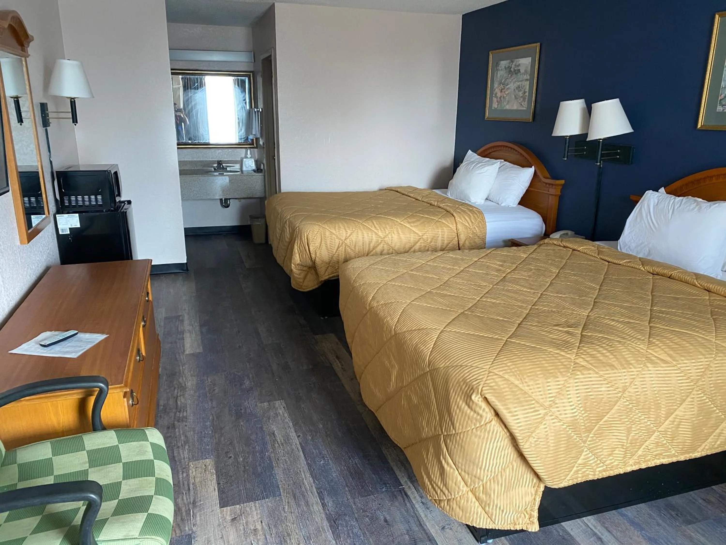 Photo of the whole room, Bed in Motel 6 Marianna, FL