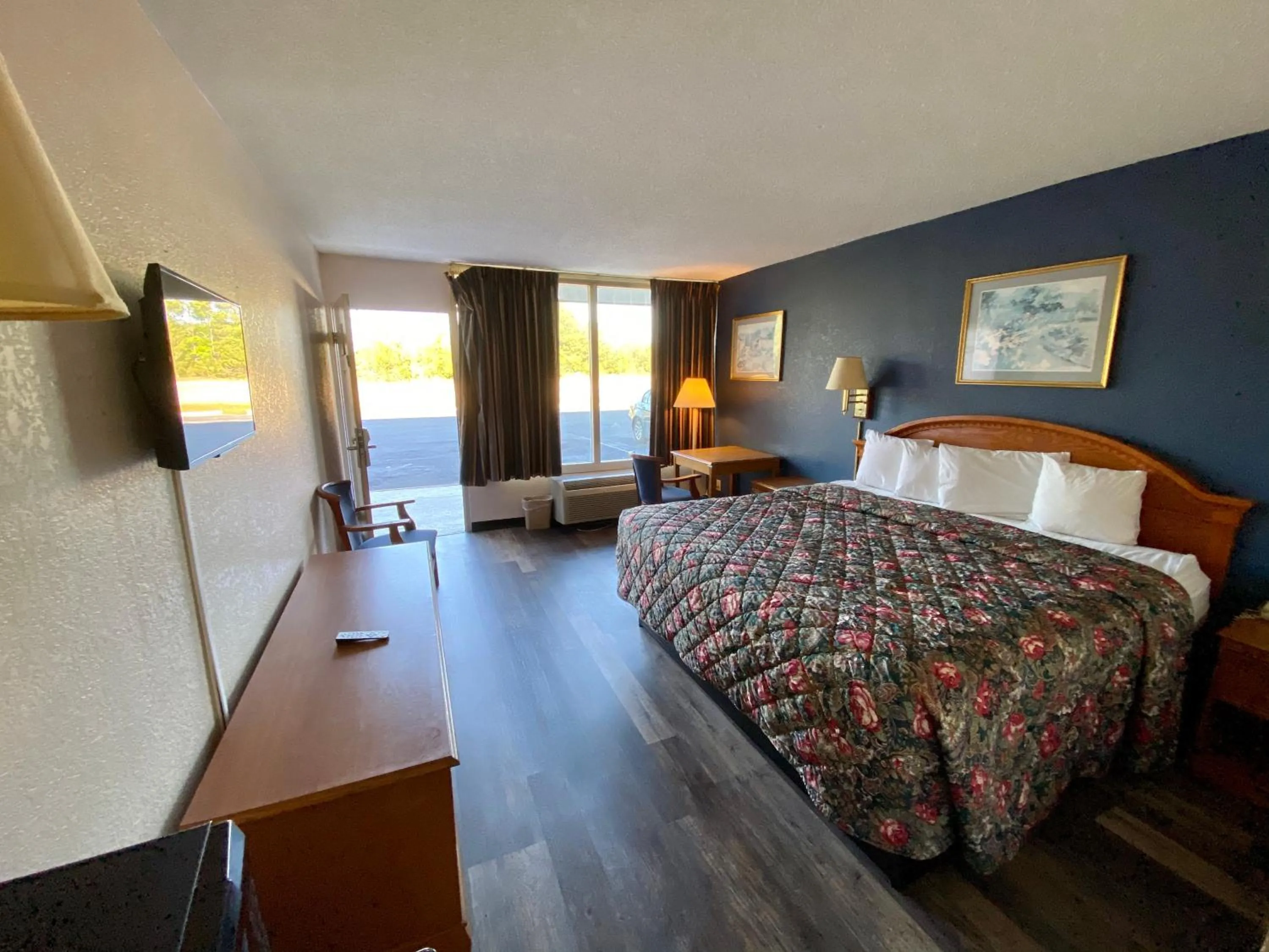 Bedroom, Bed in Motel 6 Marianna, FL