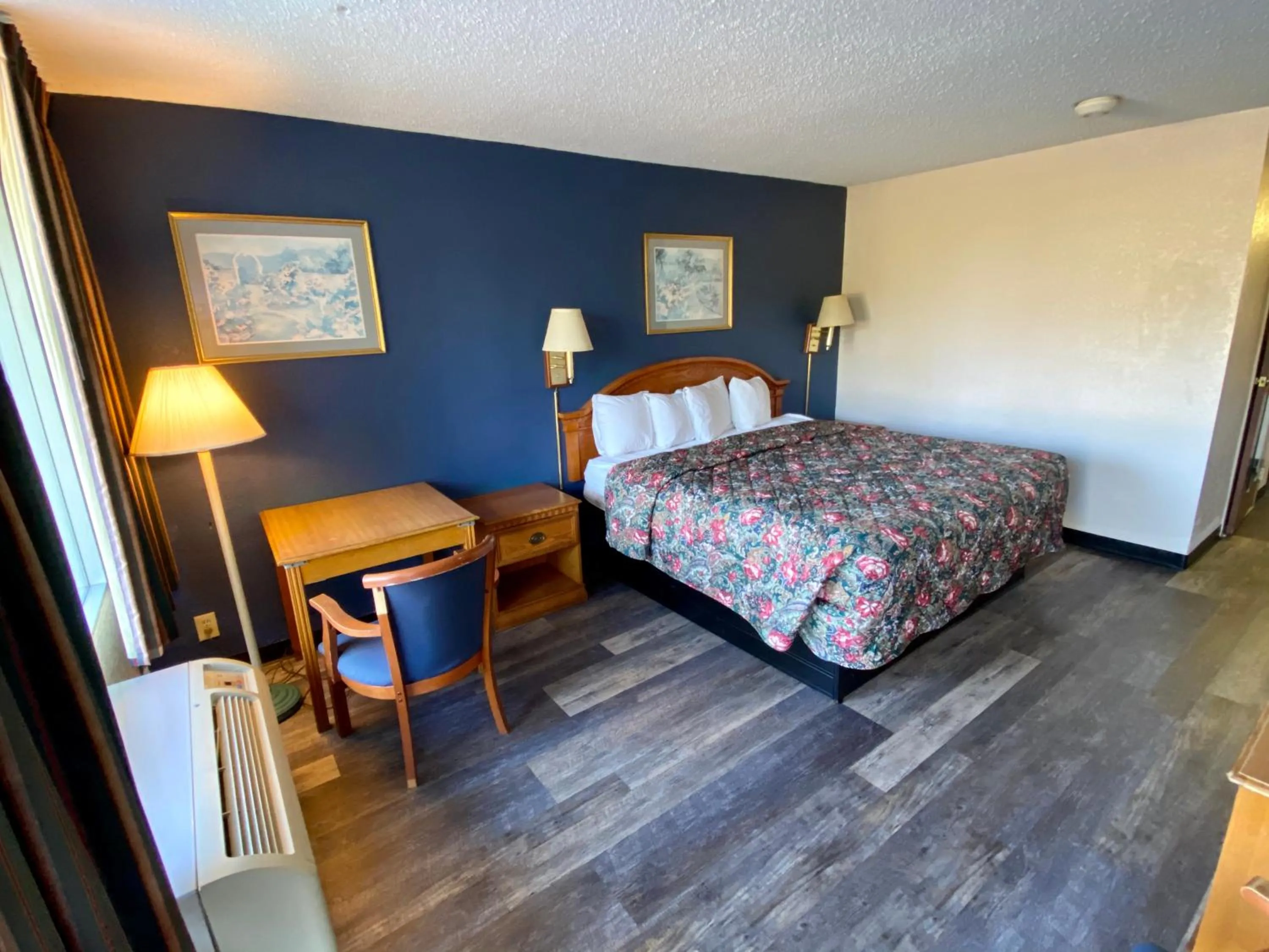 Photo of the whole room, Bed in Motel 6 Marianna, FL