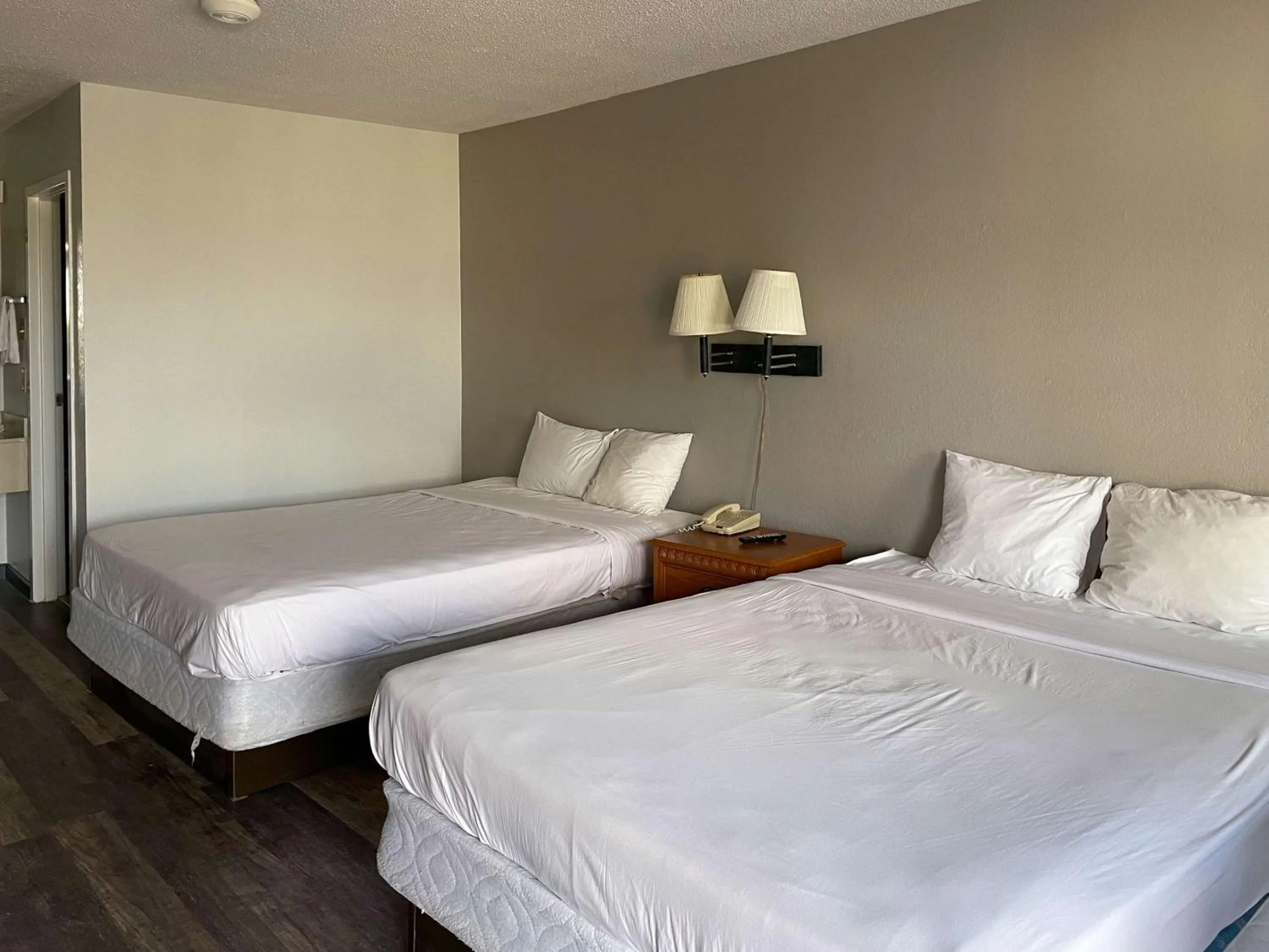 Photo of the whole room, Bed in Motel 6 Marianna, FL