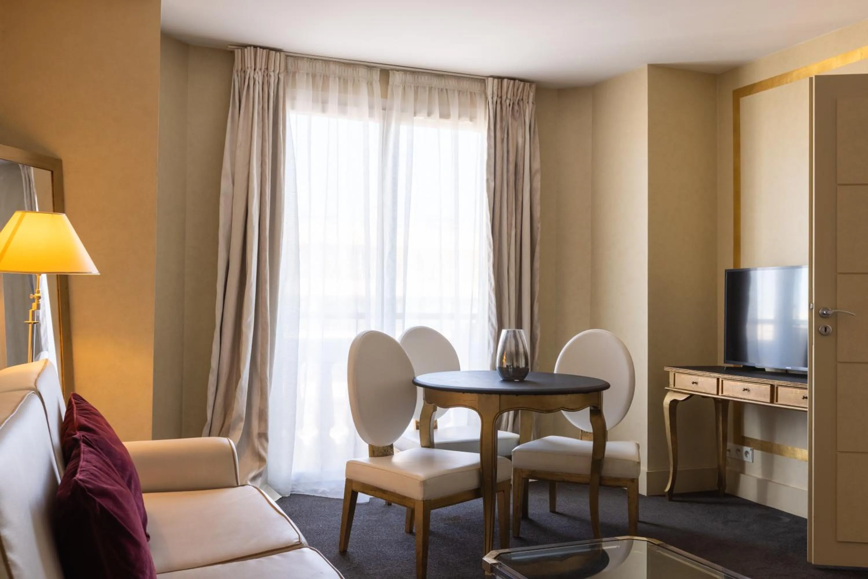 TV and multimedia in Hotel Renoir