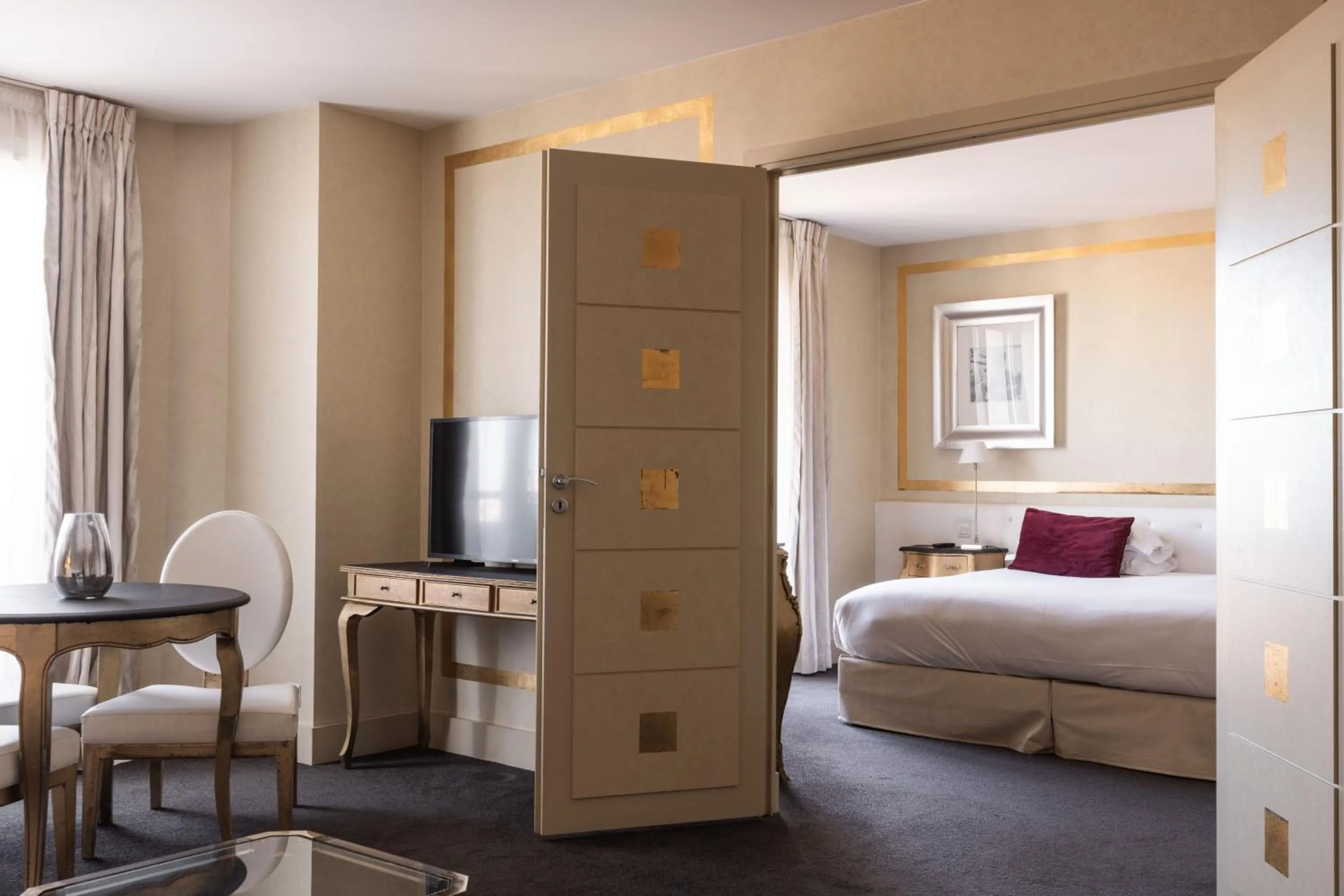 Bedroom, Bed in Hotel Renoir