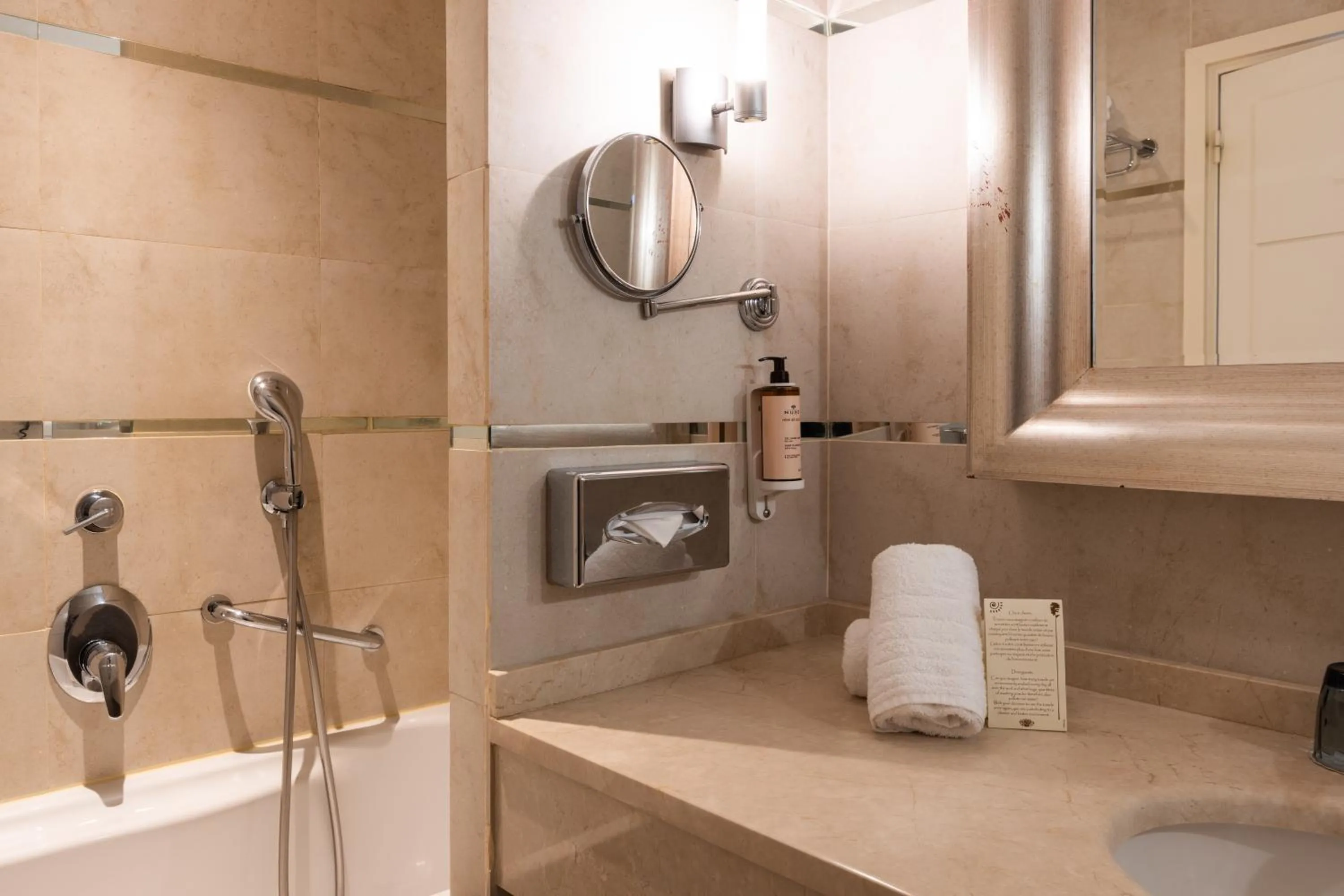 Bathroom in Hotel Renoir