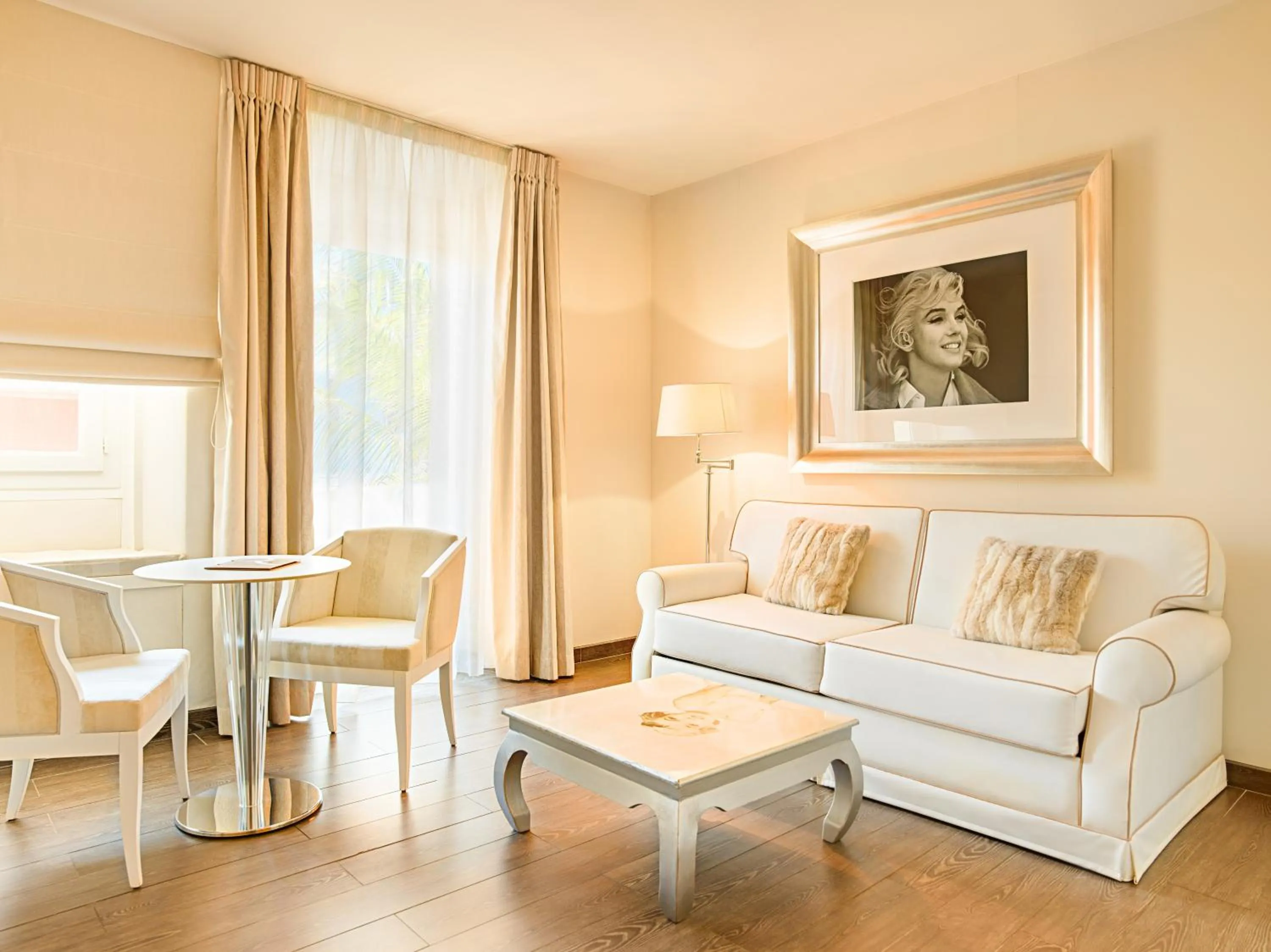 Living room in Hotel Renoir