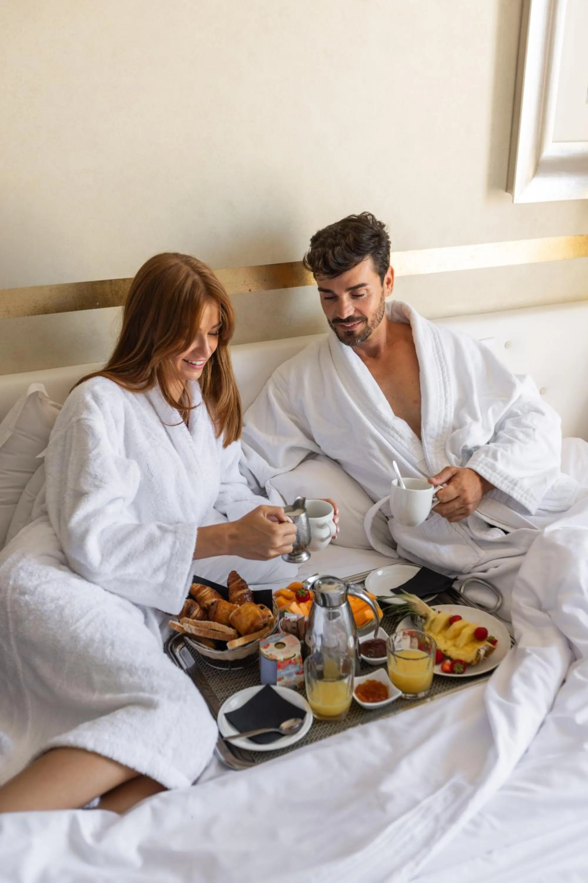 Breakfast, Bed in Hotel Renoir