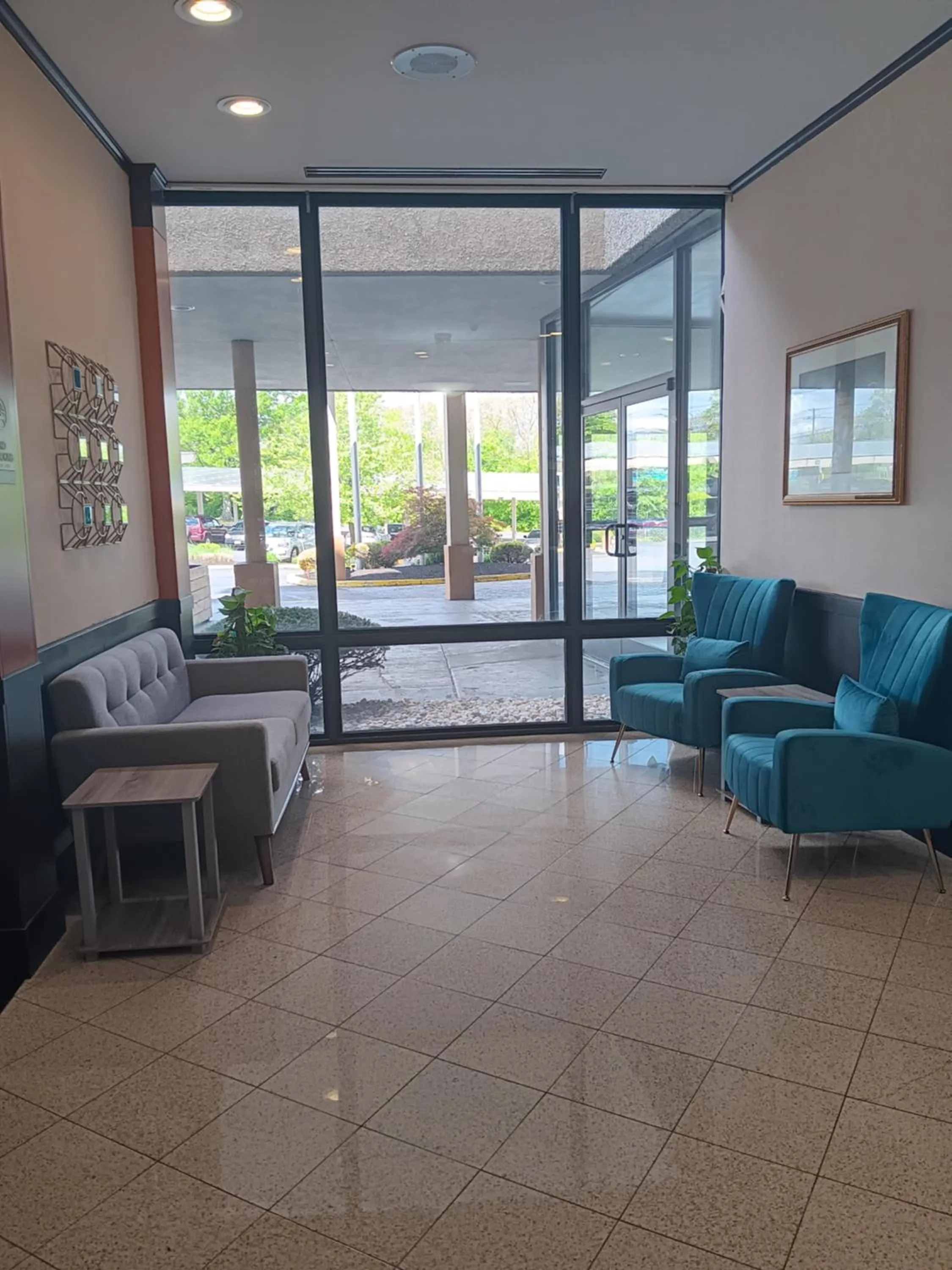 Seating Area in Clarion Hotel & Suites Mount Laurel