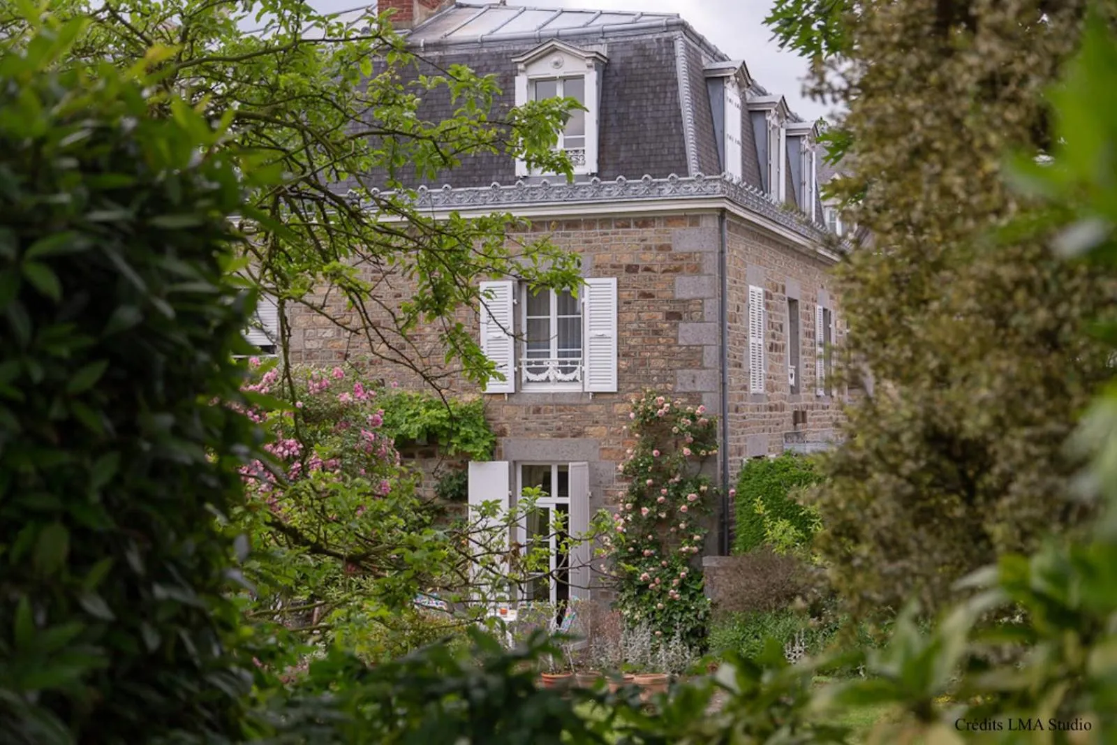 Property building in Maison d'hôtes de charme La Rose de Ducey près du Mont Saint Michel