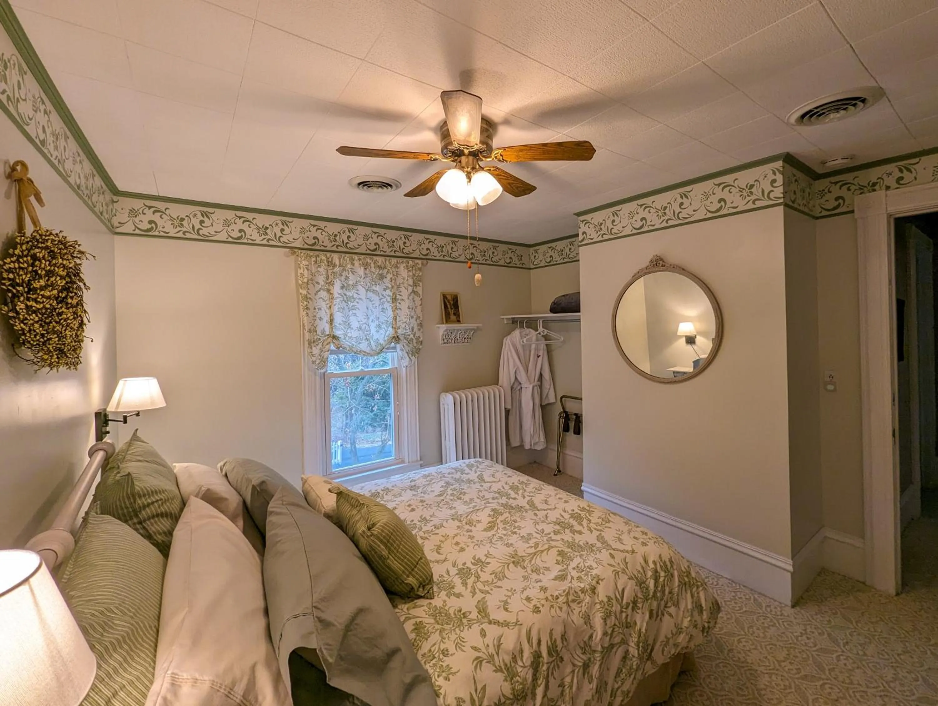 Photo of the whole room, Bed in Hudson Manor Bed & Breakfast