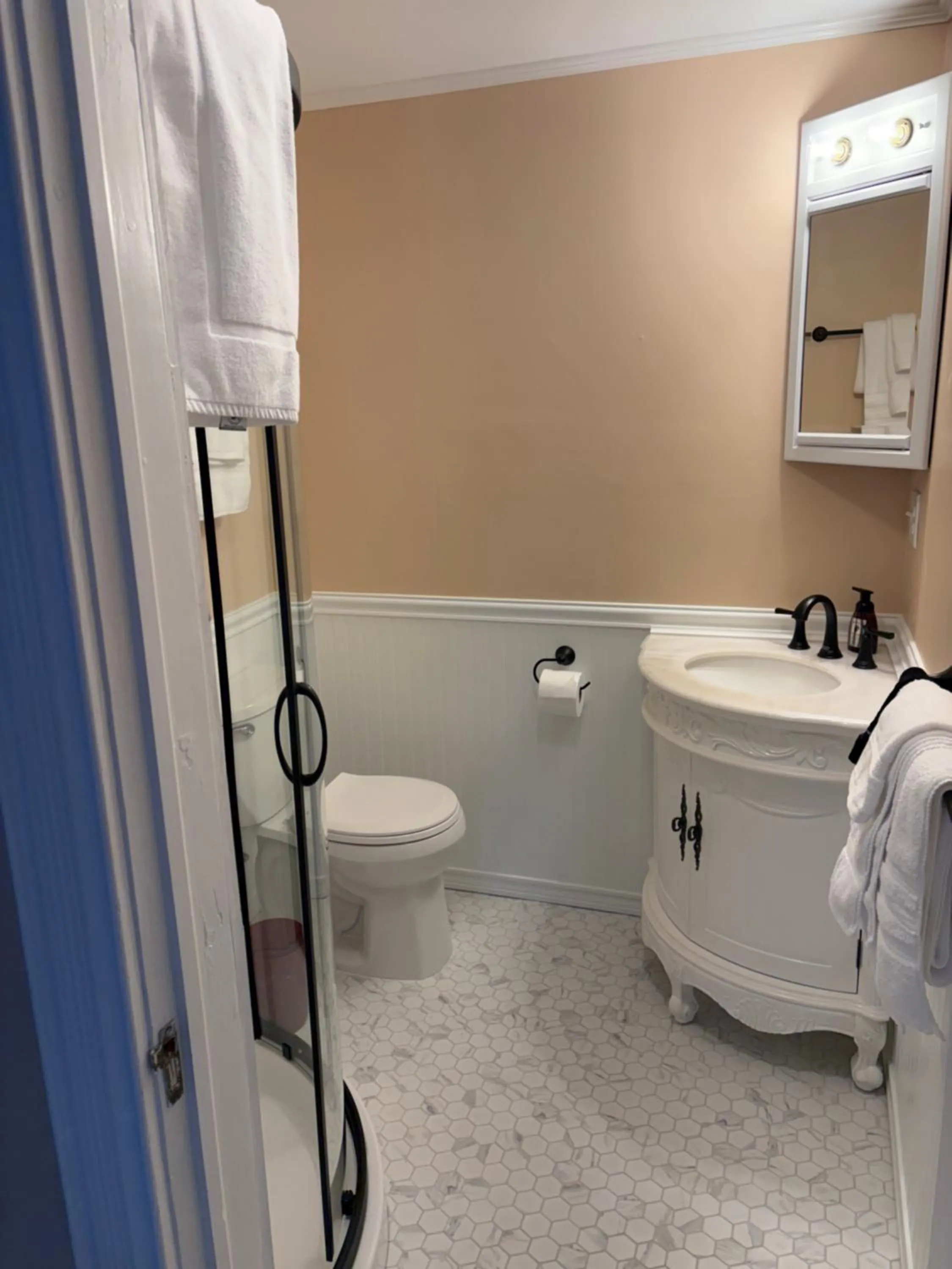 Bathroom in Hudson Manor Bed & Breakfast