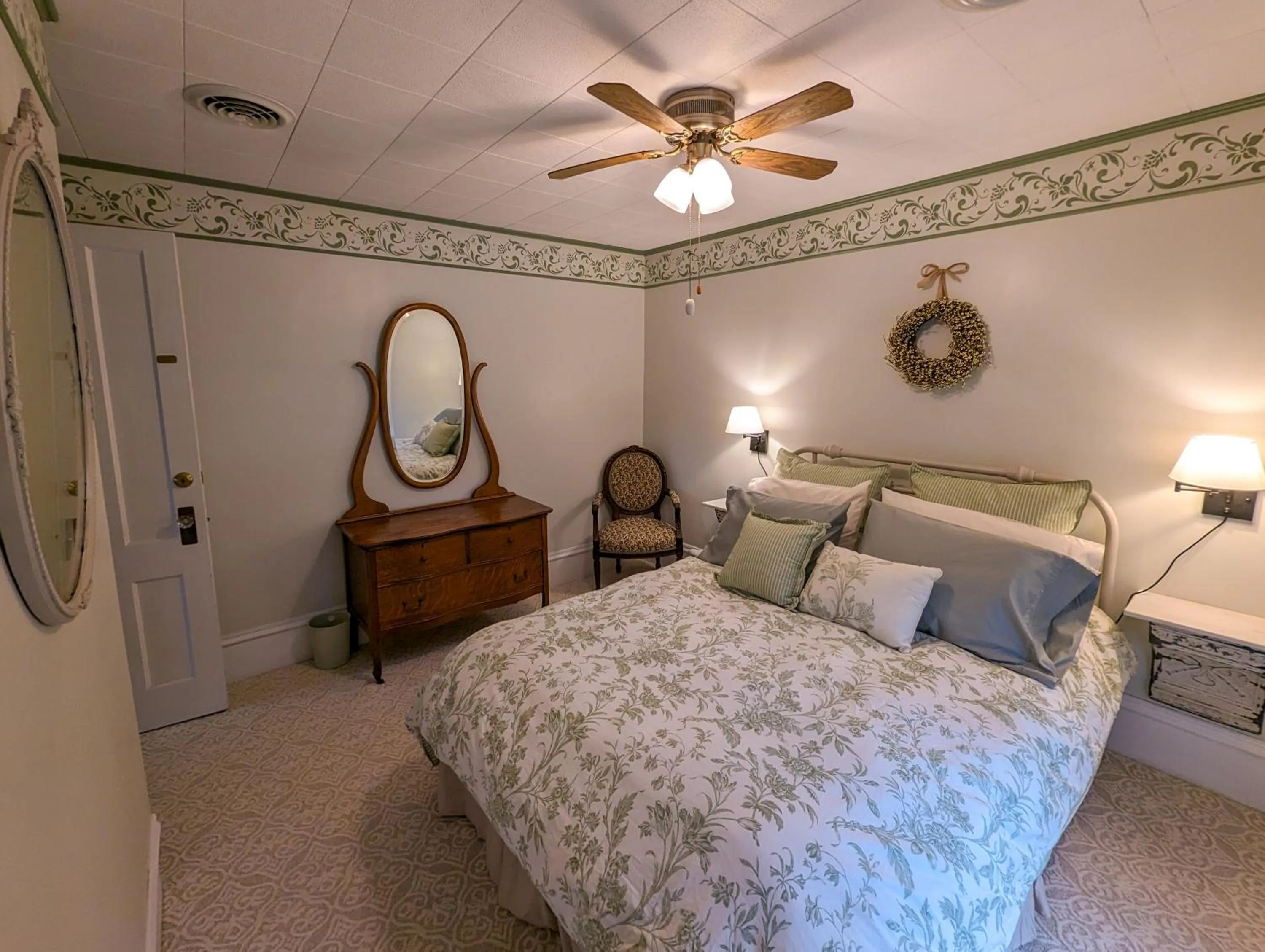 Photo of the whole room, Bed in Hudson Manor Bed & Breakfast