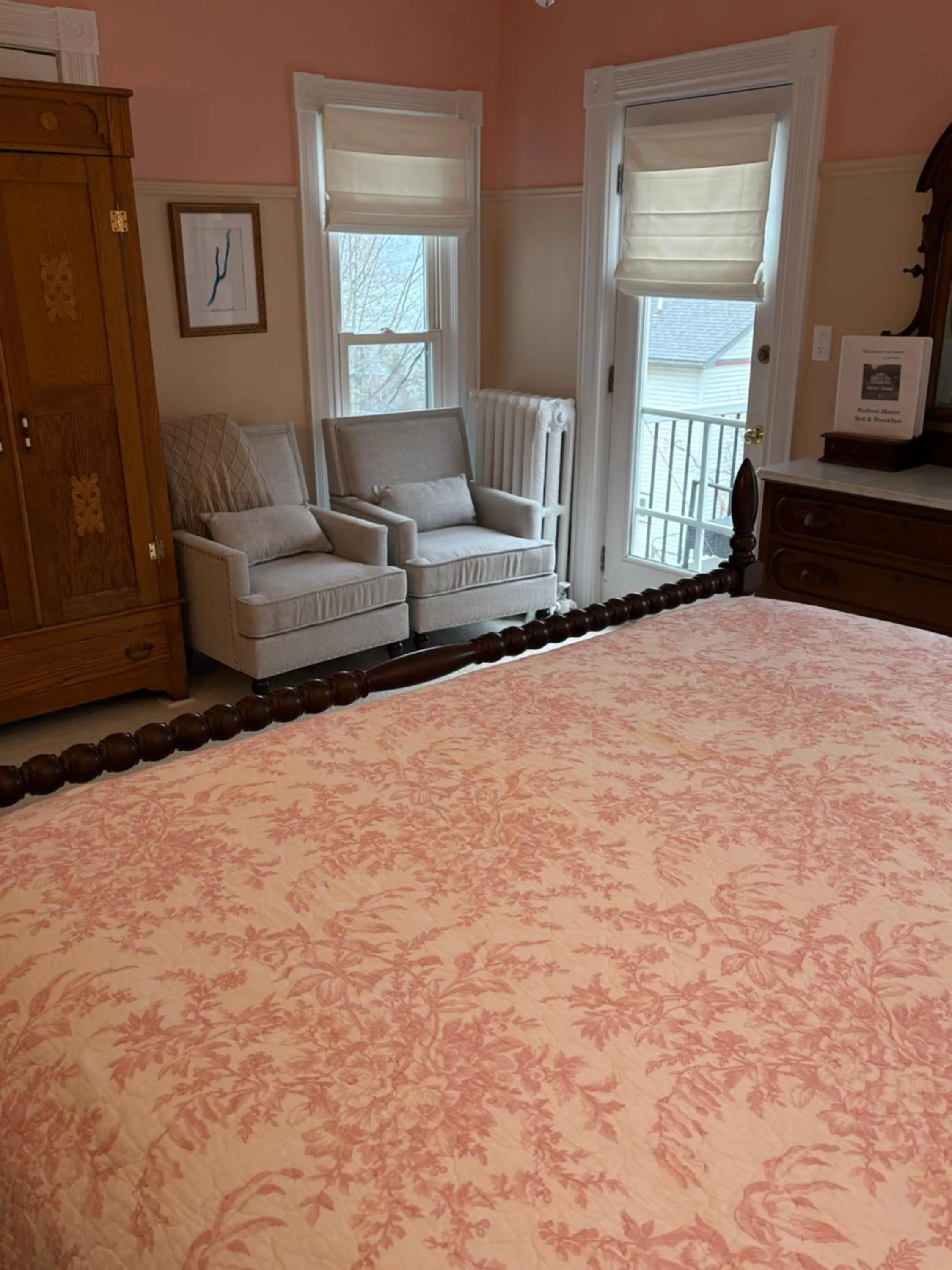 Bedroom, Bed in Hudson Manor Bed & Breakfast