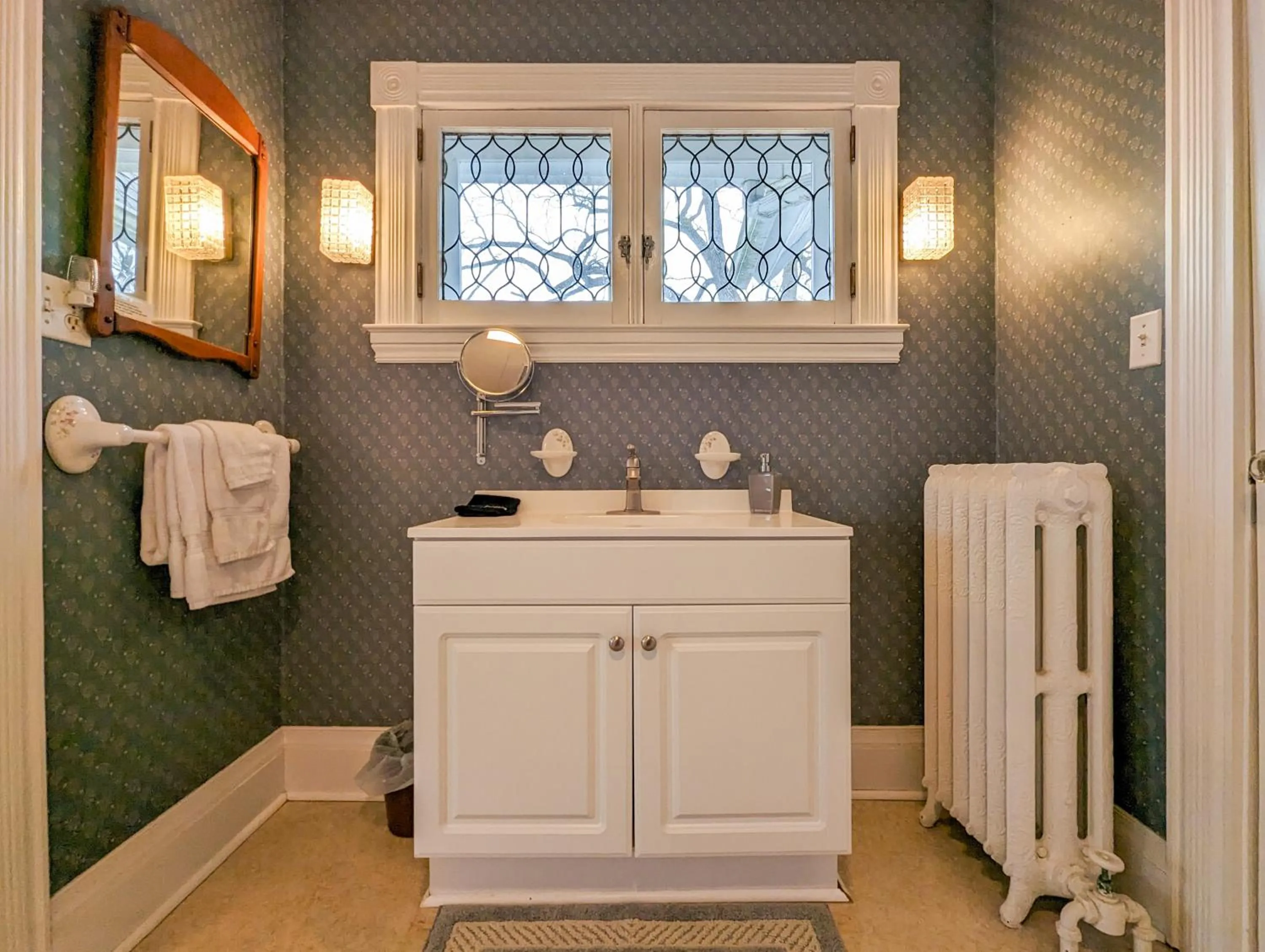 Bathroom in Hudson Manor Bed & Breakfast