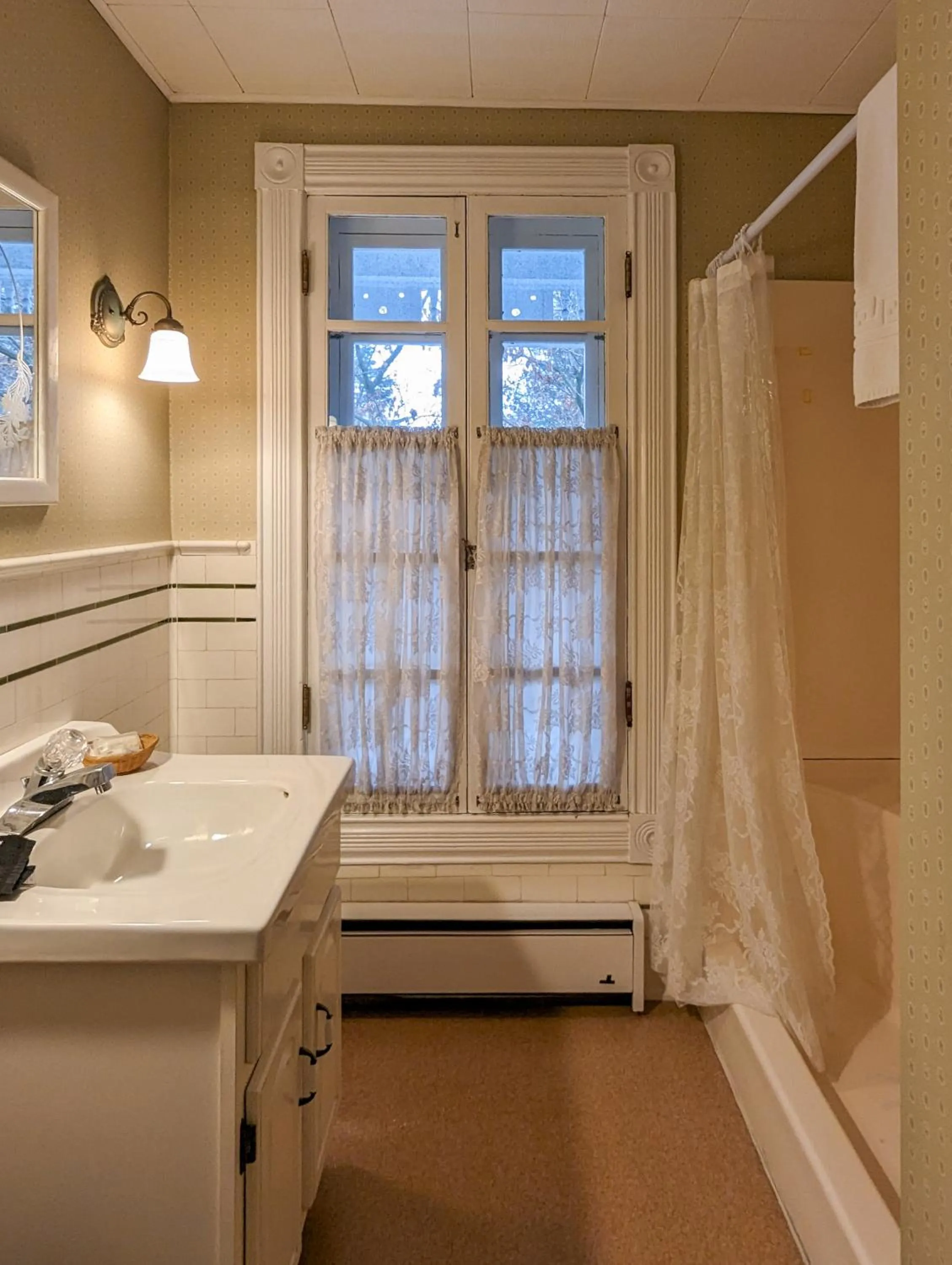 Bathroom in Hudson Manor Bed & Breakfast