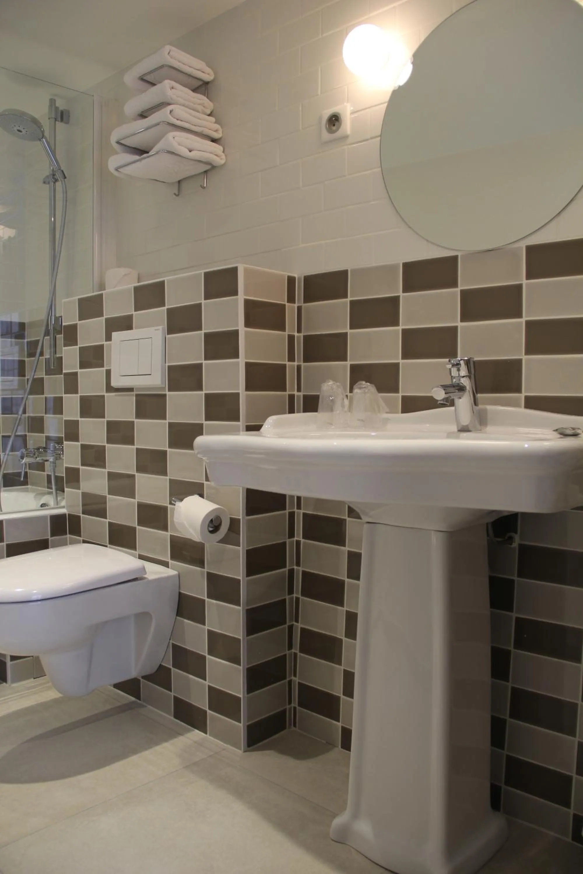 Bathroom in Hôtel des 3 Poussins