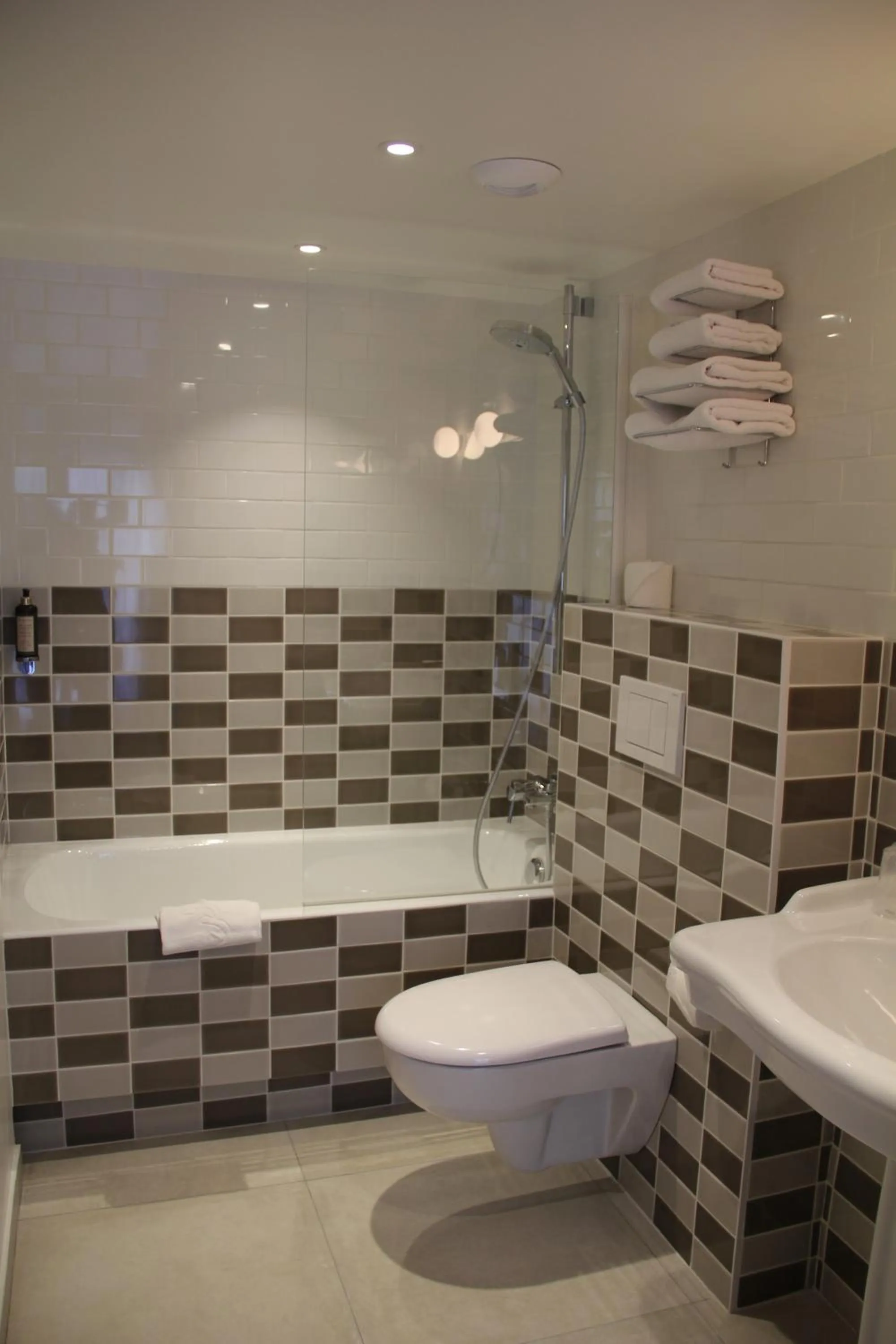 Bathroom in Hôtel des 3 Poussins