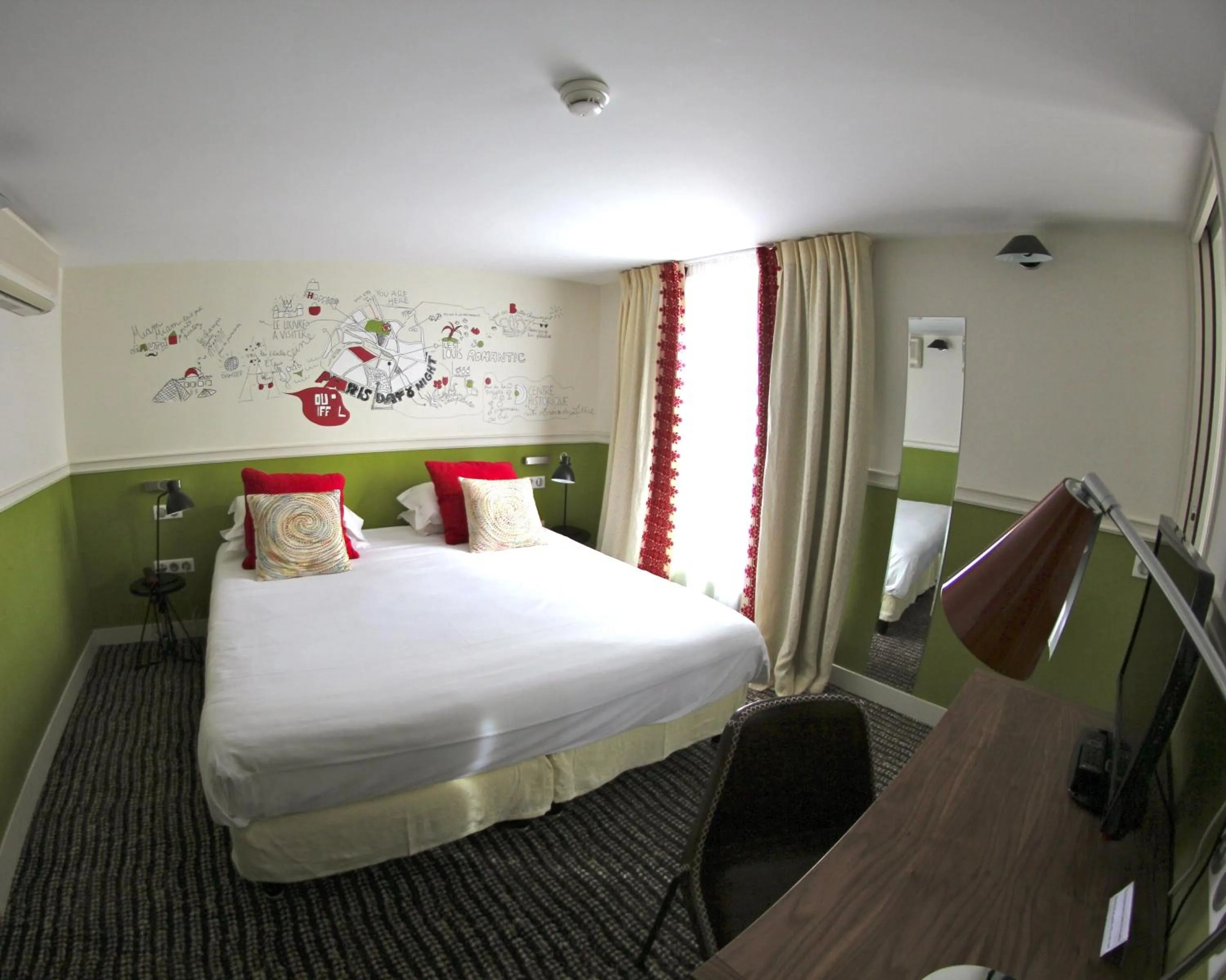 Photo of the whole room, Bed in Hôtel des 3 Poussins