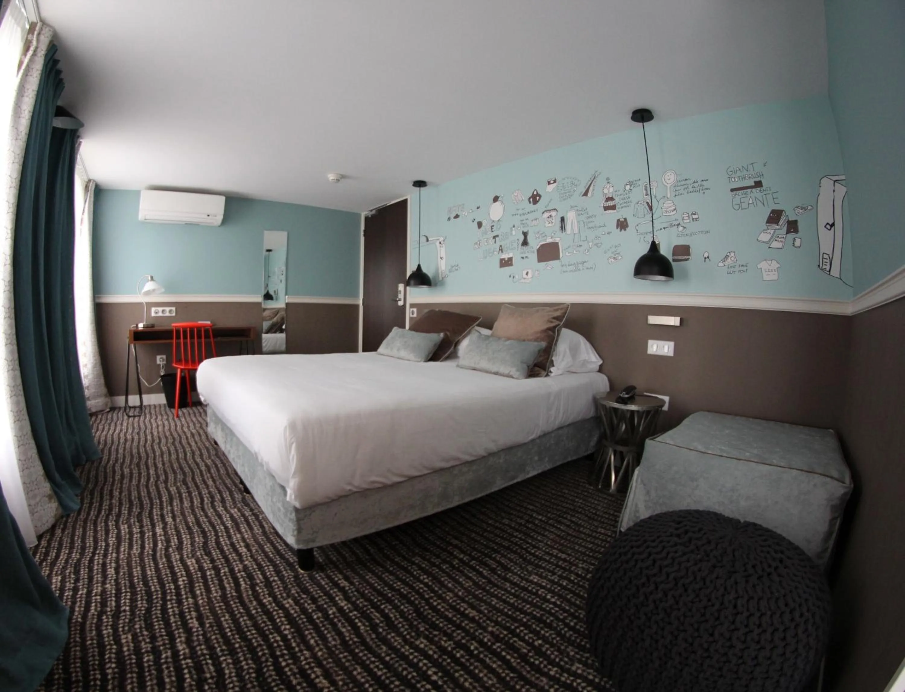 Photo of the whole room, Bed in Hôtel des 3 Poussins