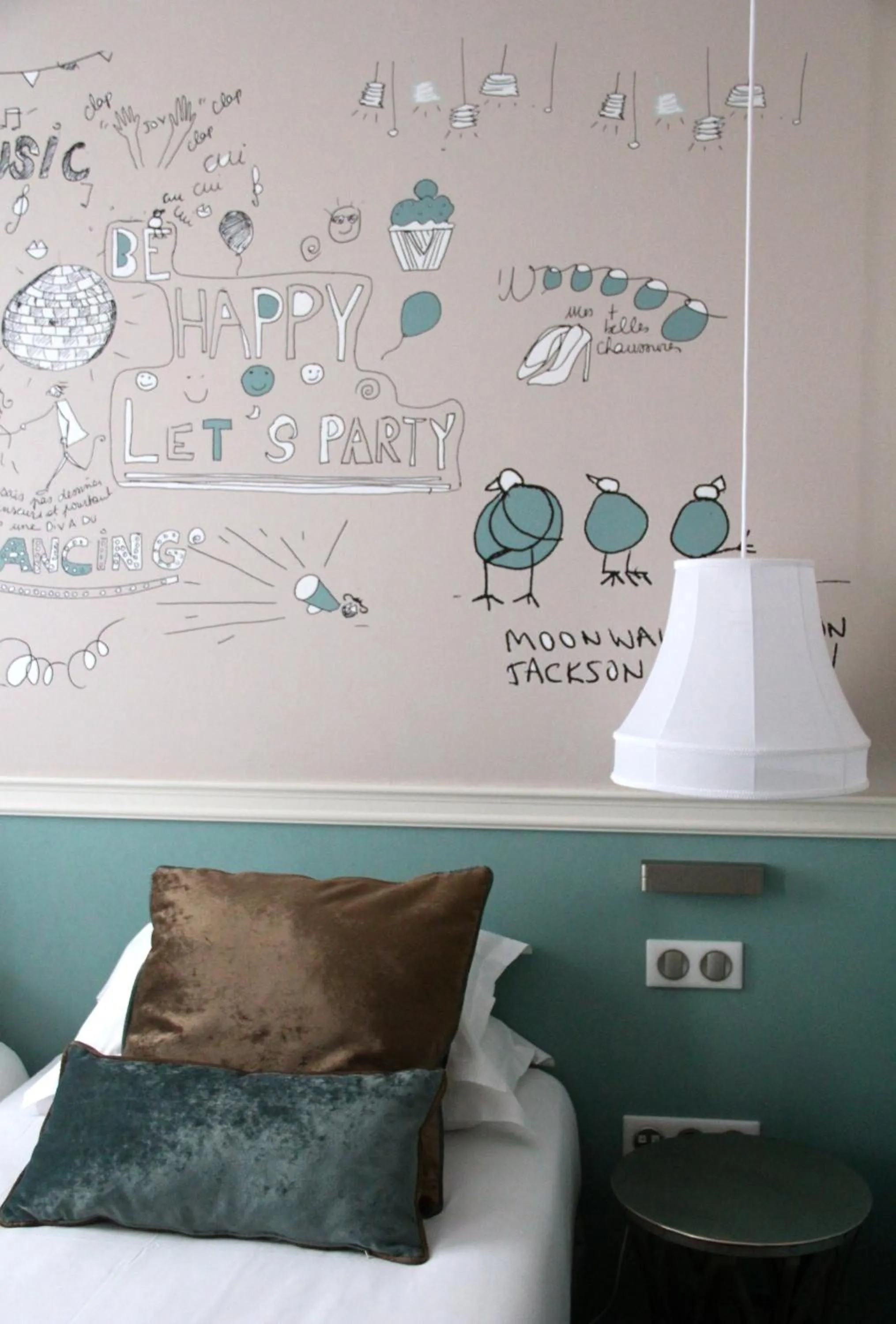 Bed in Hôtel des 3 Poussins